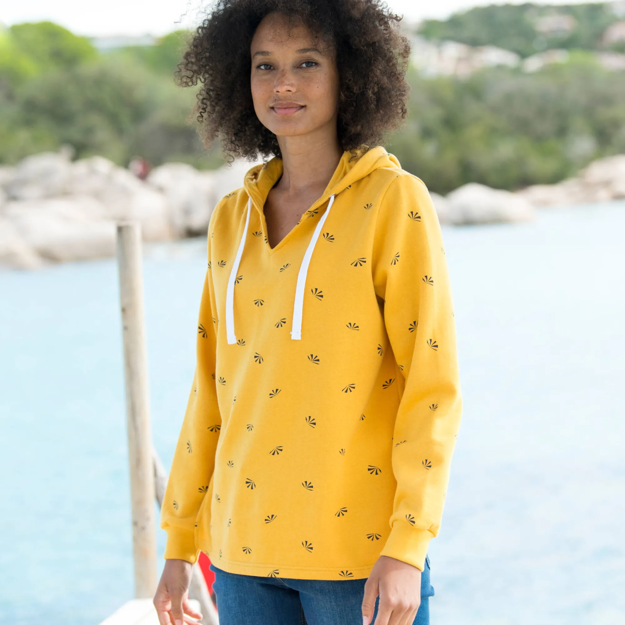 Trui En Vest<Blancheporte Bedrukte sweater met kap in molton kerrie