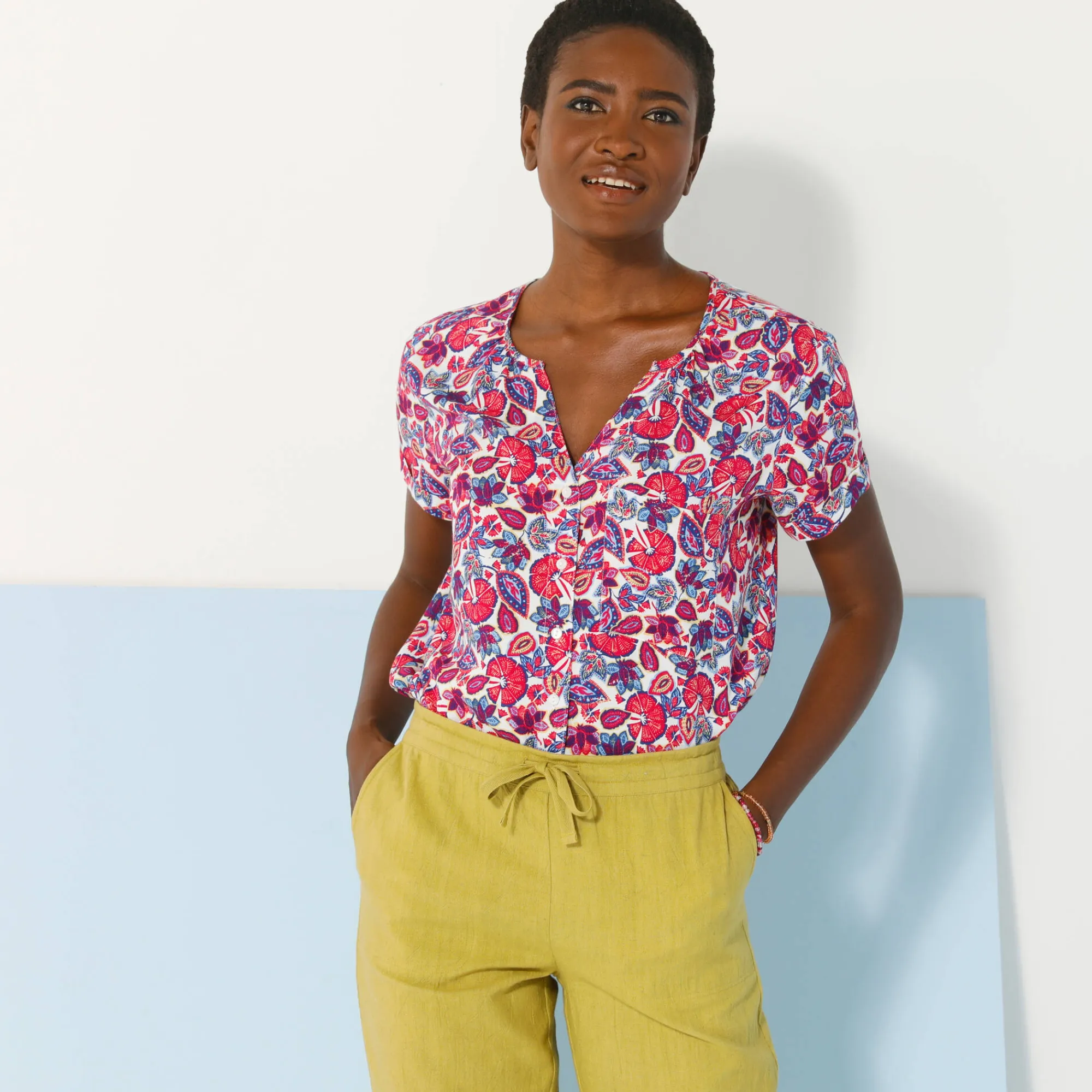 Bloes En Tuniek<Blancheporte Bloes in viscose met knoopsluiting en etnische print, korte mouwen wit / blauw