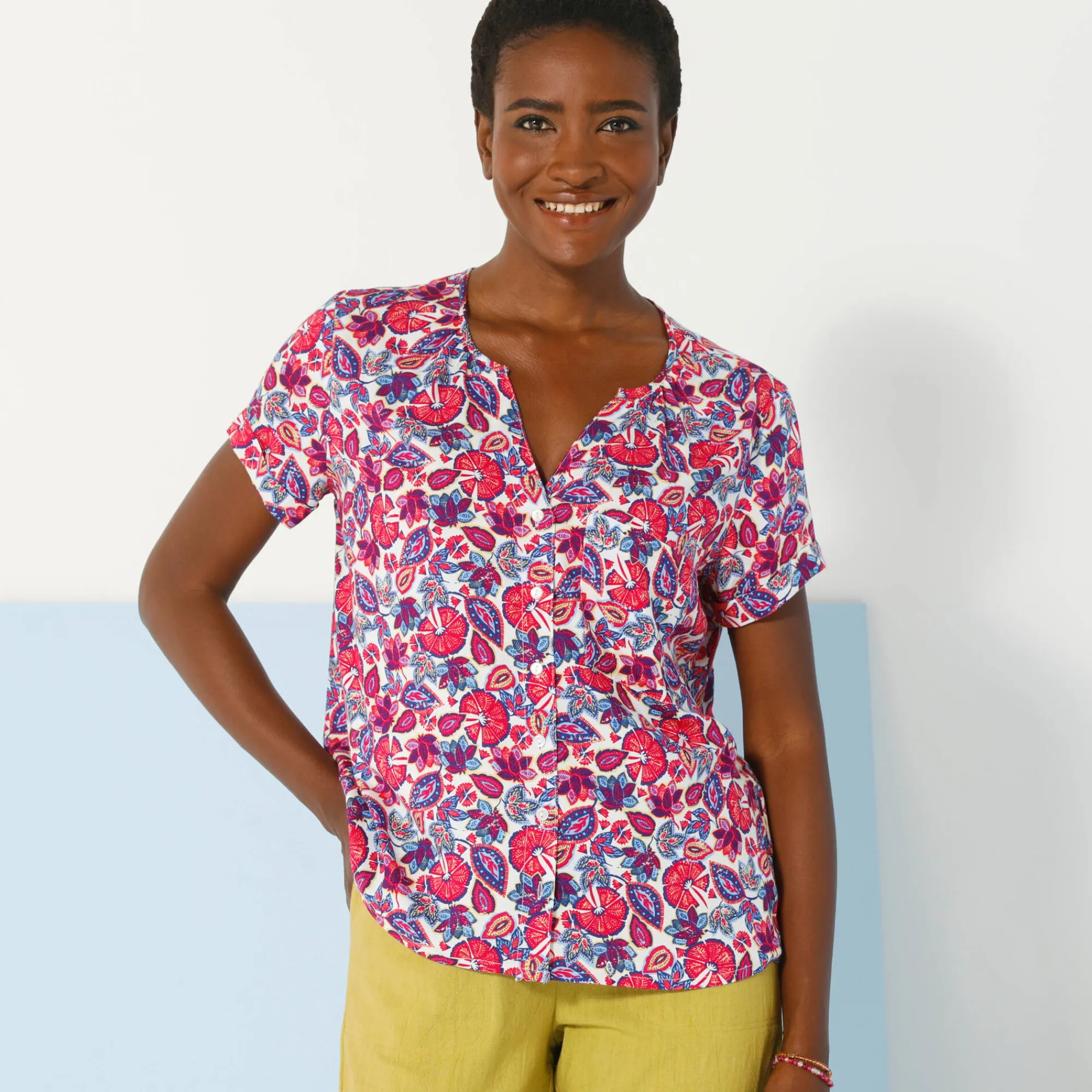 Bloes En Tuniek<Blancheporte Bloes in viscose met knoopsluiting en etnische print, korte mouwen wit / blauw