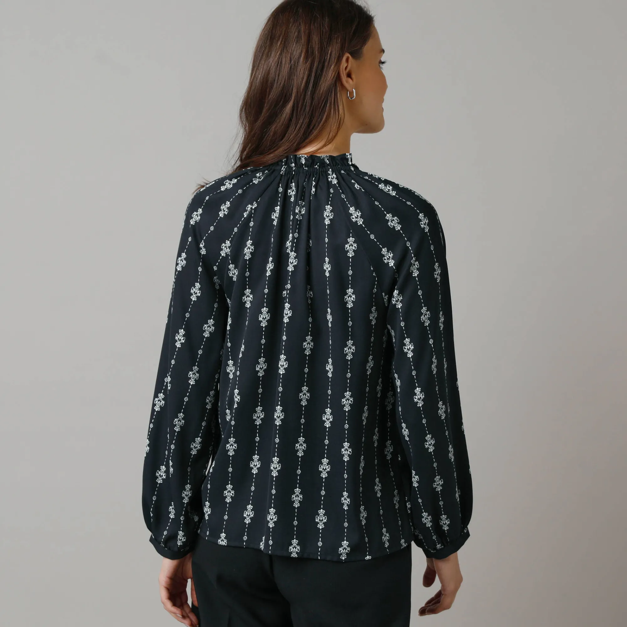 Feestoutfits Dames|Bloes En Tuniek<Lora Zellini Bloes met ruchekraag, bedrukte crêpe zwart / ecru