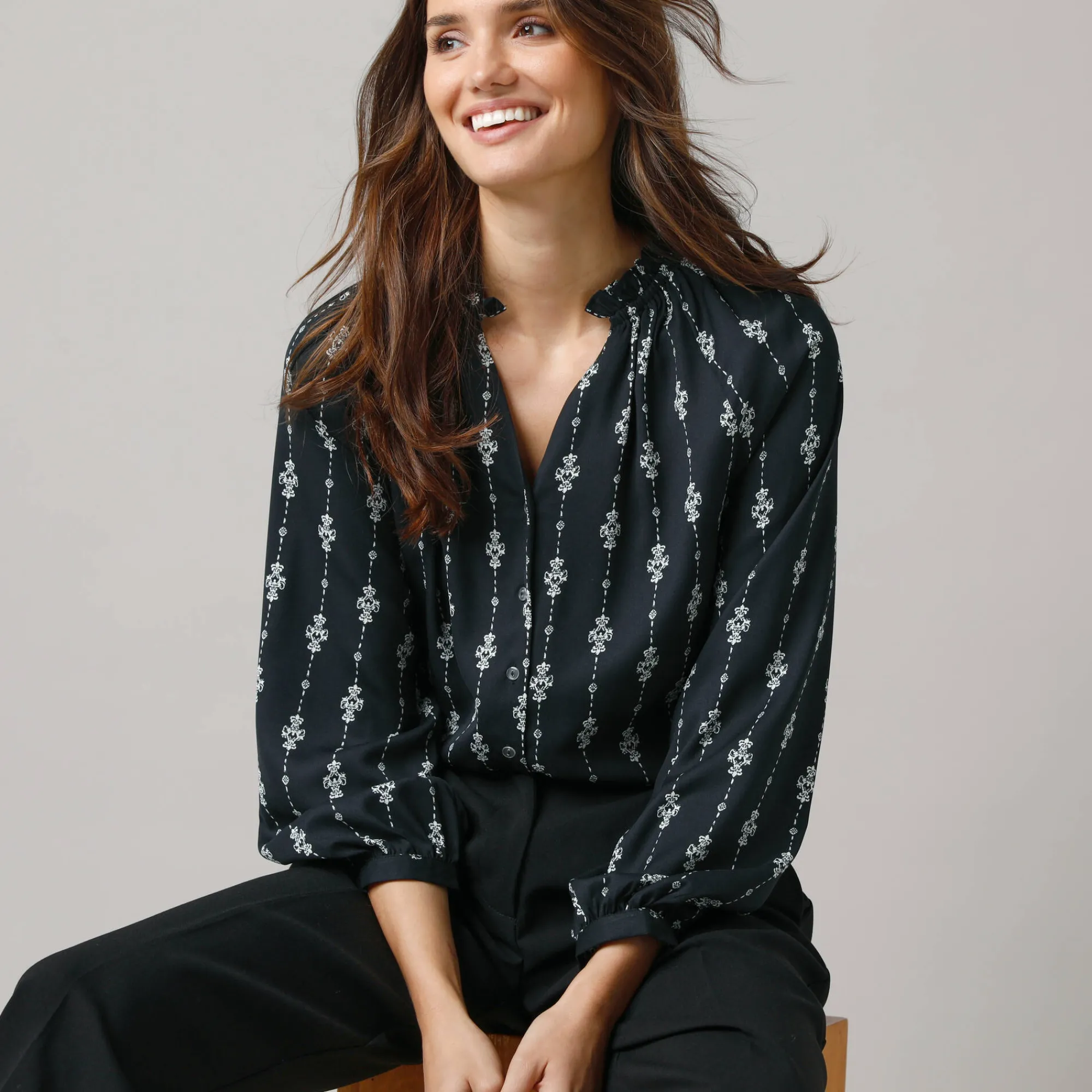 Feestoutfits Dames|Bloes En Tuniek<Lora Zellini Bloes met ruchekraag, bedrukte crêpe zwart / ecru