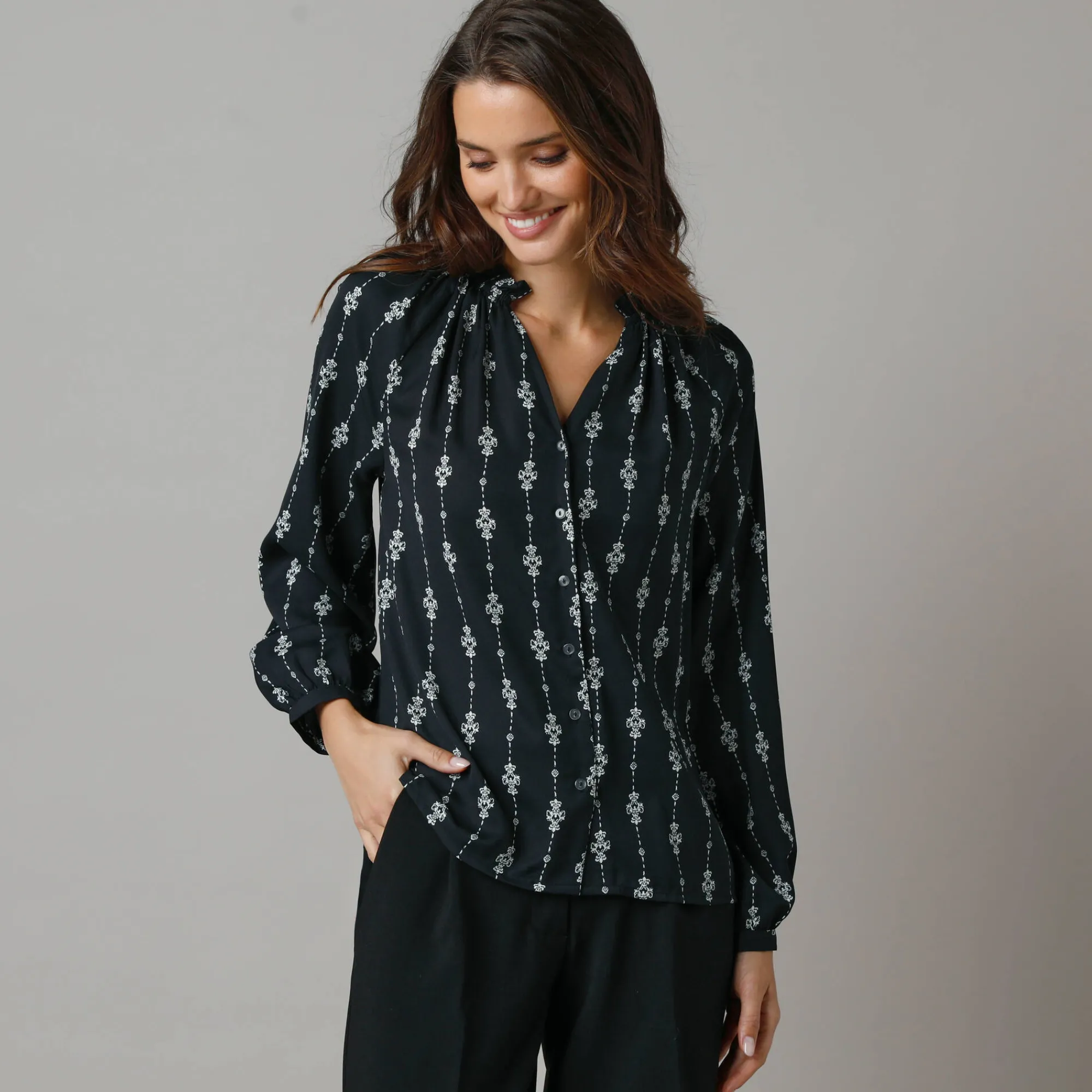 Feestoutfits Dames|Bloes En Tuniek<Lora Zellini Bloes met ruchekraag, bedrukte crêpe zwart / ecru
