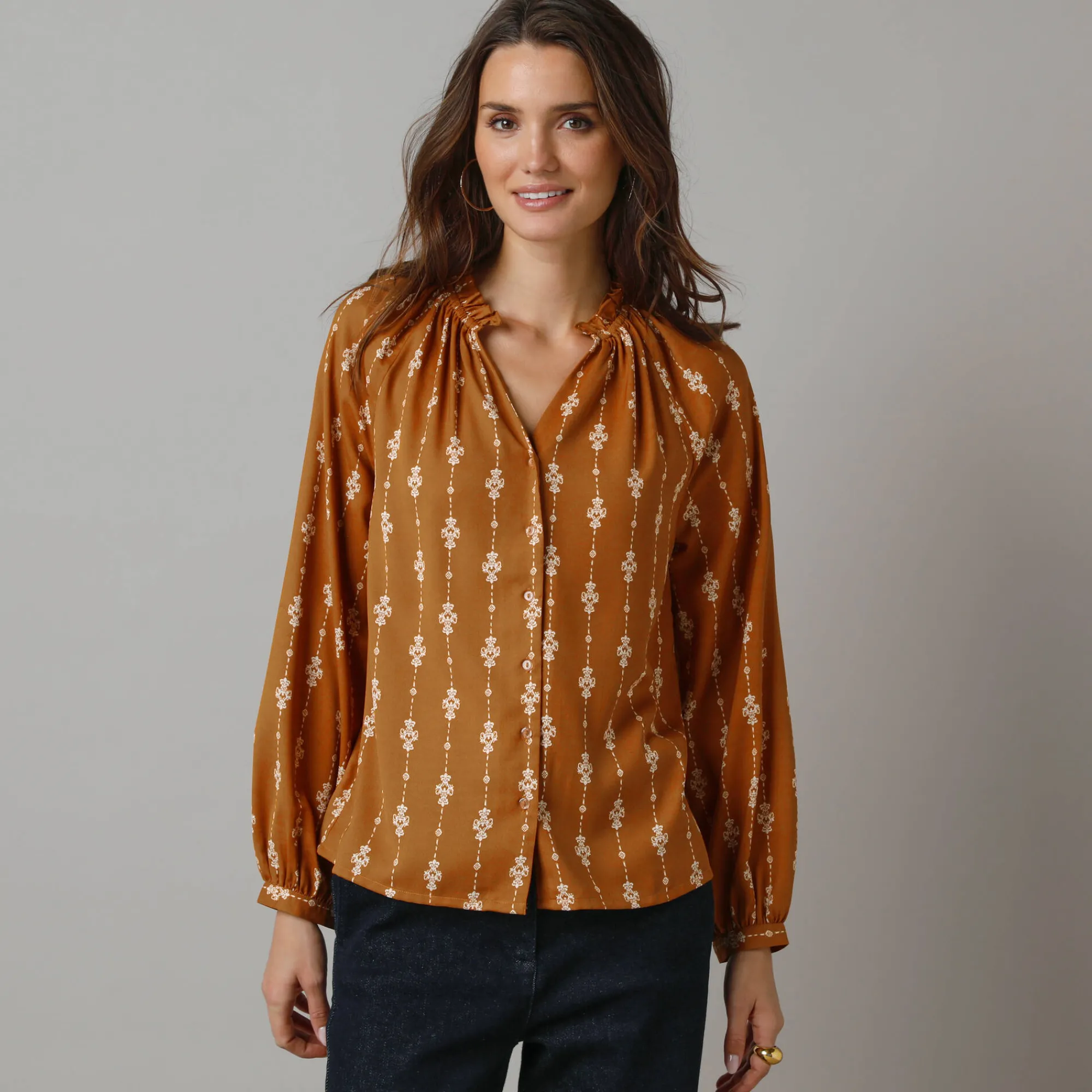 Feestoutfits Dames|Bloes En Tuniek<Lora Zellini Bloes met ruchekraag, bedrukte crêpe honing / ecru