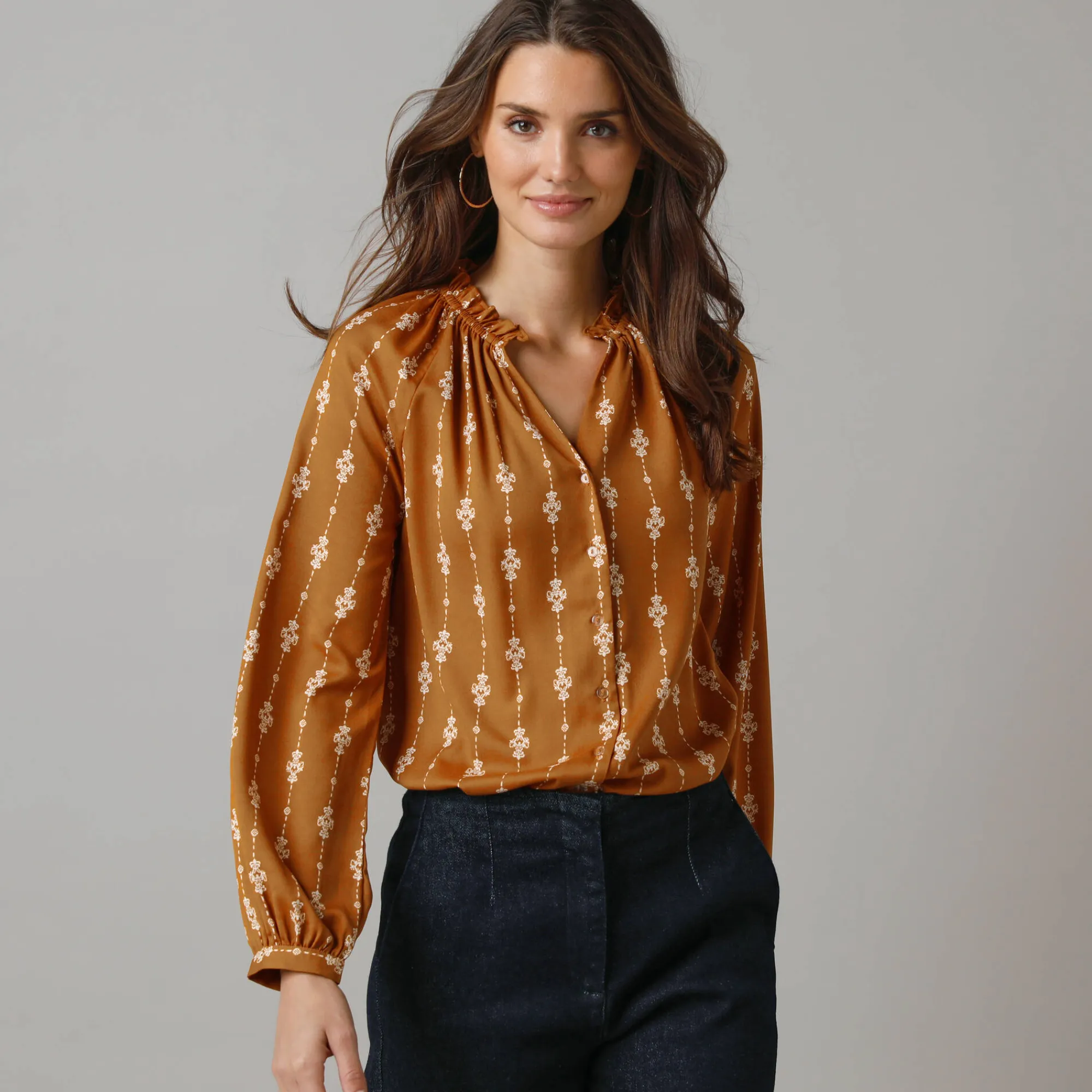 Feestoutfits Dames|Bloes En Tuniek<Lora Zellini Bloes met ruchekraag, bedrukte crêpe honing / ecru