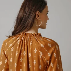 Feestoutfits Dames|Bloes En Tuniek<Lora Zellini Bloes met ruchekraag, bedrukte crêpe honing / ecru