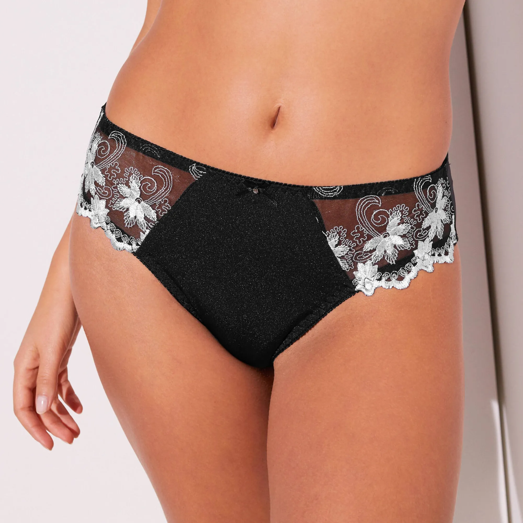 Feestelijke Lingerie|Slip En Shorty<Confidence Lingerie Broekje in glanstricot en geborduurde tule Calenca zwart