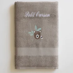 Badhanddoek|Handdoek En Badlaken Kids<Colombine des petits Collectie in badstof voor kids met beertjesbordursel, gepersonaliseerd taupe