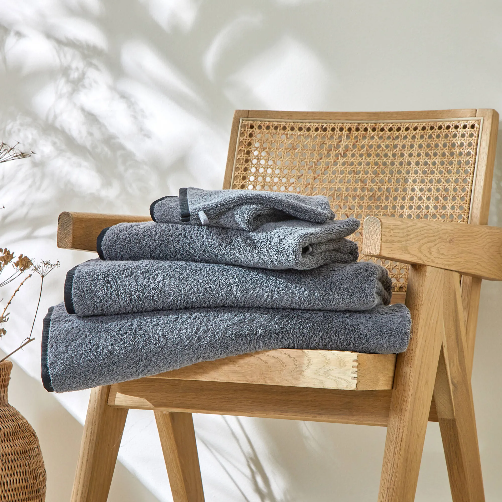 Badhanddoek<Colombine Effen badstof 540g/m2, luxe comfort, 'Timeless' collectie CARBONGRIJS
