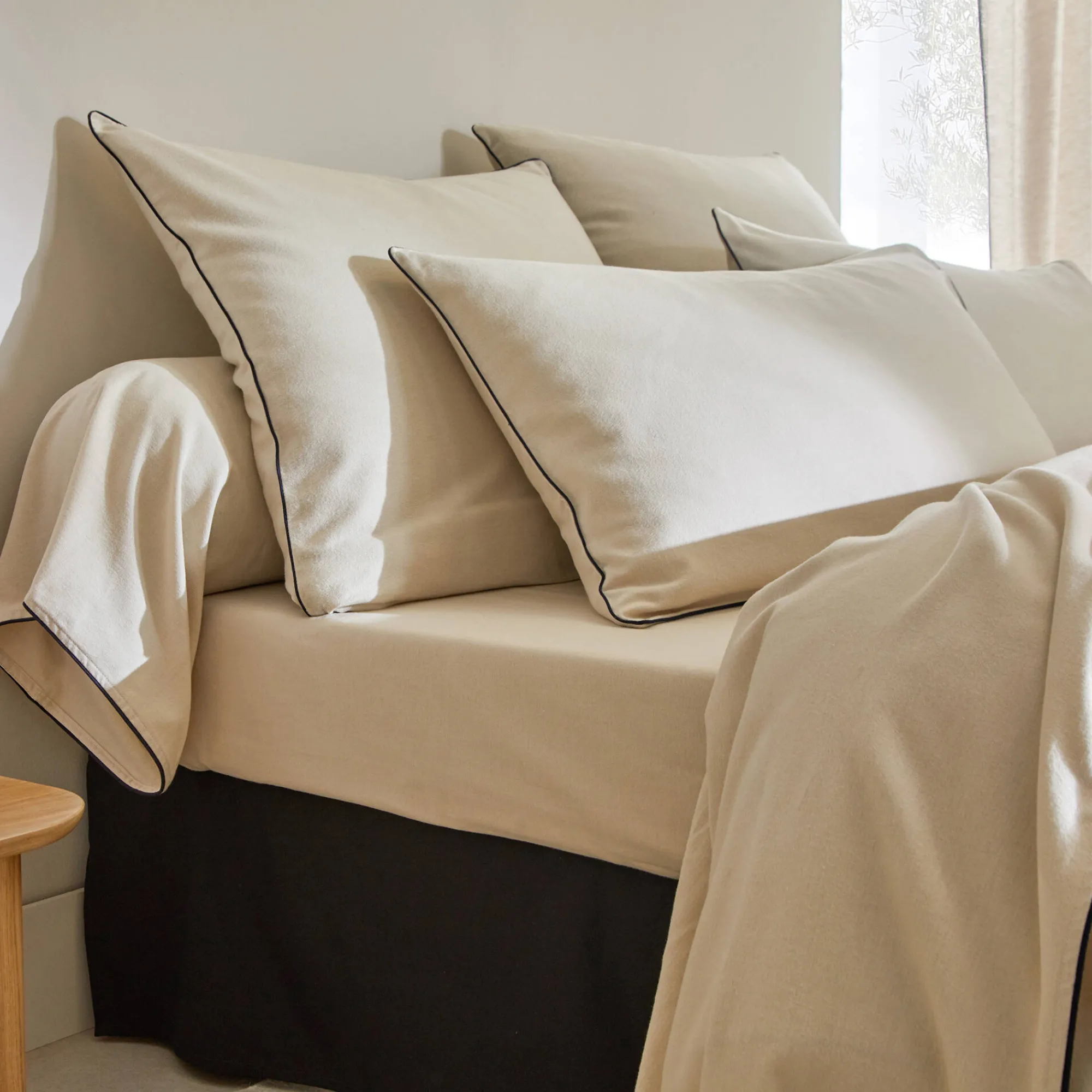 Effen Bedlinnen|Vlak Laken<Colombine Effen bedlinnen in flanel met contrasterend biesje, 'Timeless' collectie beige