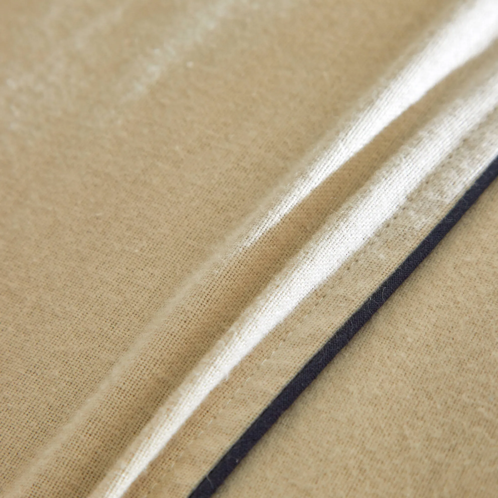 Effen Bedlinnen|Vlak Laken<Colombine Effen bedlinnen in flanel met contrasterend biesje, 'Timeless' collectie beige