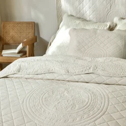 Deken En Bedsprei|Deken, Boutis En Bedsprei<Colombine Effen bedsprei in boutisstijl Cassandre ecru