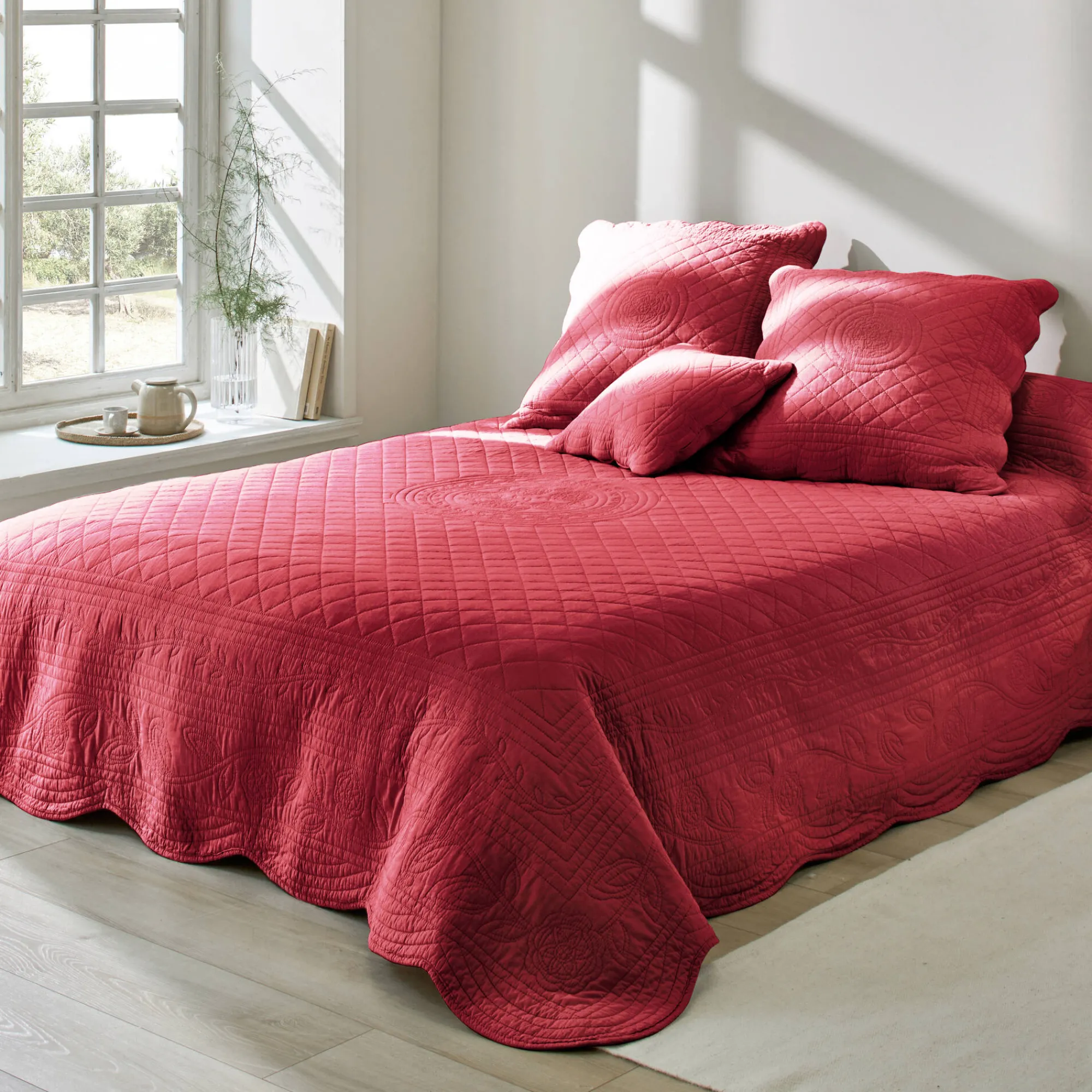 Deken En Bedsprei|Deken, Boutis En Bedsprei<Colombine Effen bedsprei in boutisstijl Cassandre kersenrood