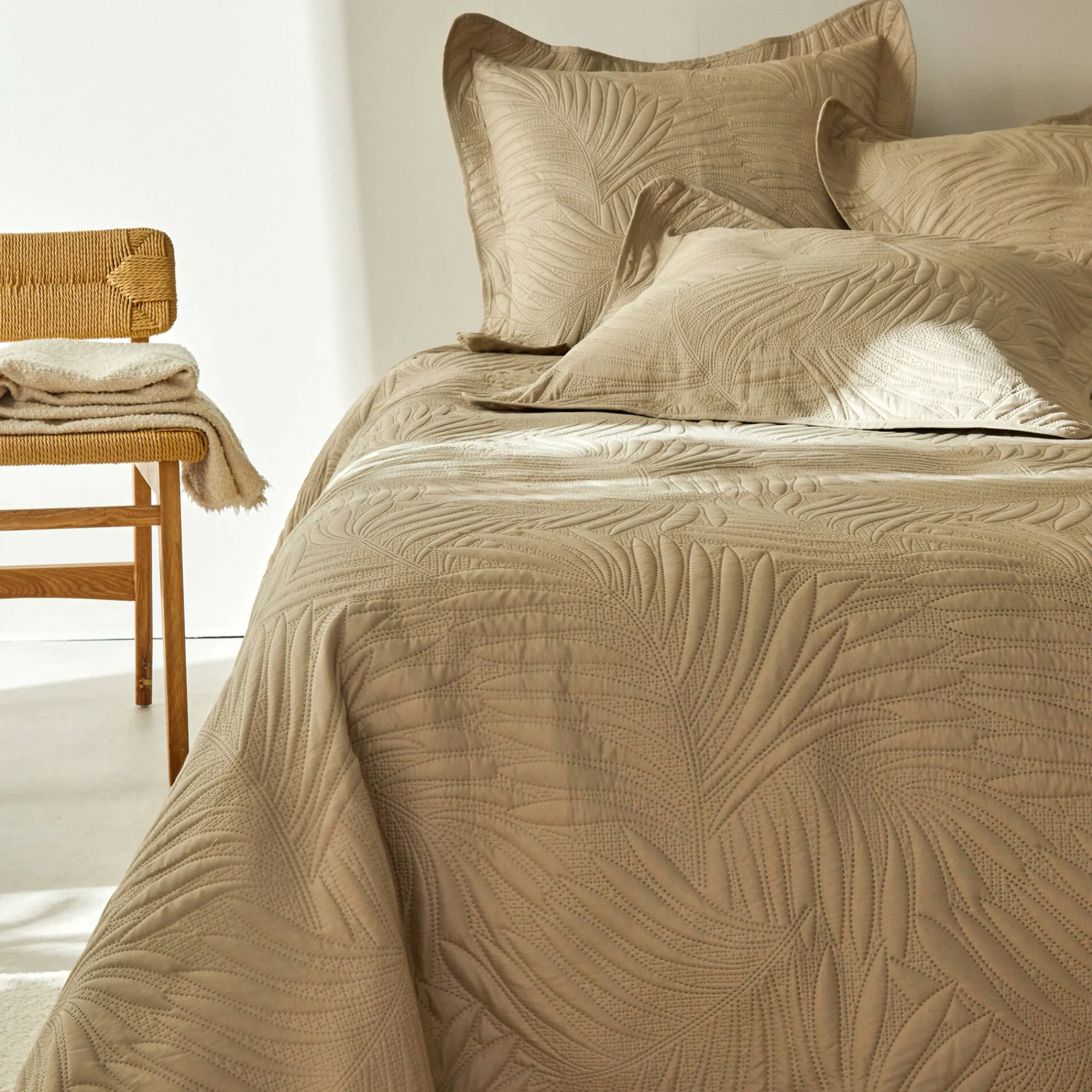 Deken En Bedsprei|Deken, Boutis En Bedsprei<Blancheporte Effen, gematelasseerd deken met 'bladeren' print in reliëf grijsbeige