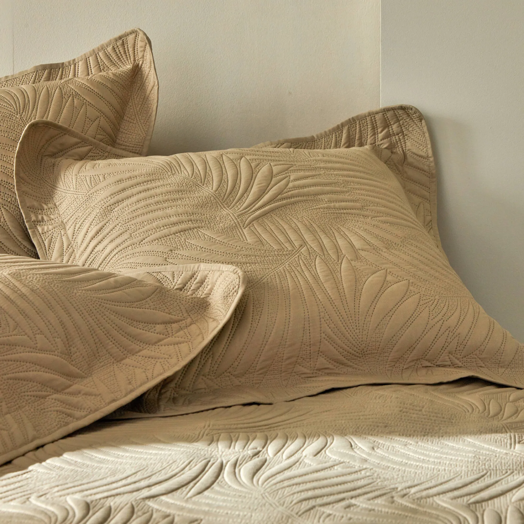 Deken En Bedsprei|Deken, Boutis En Bedsprei<Blancheporte Effen, gematelasseerd deken met 'bladeren' print in reliëf grijsbeige