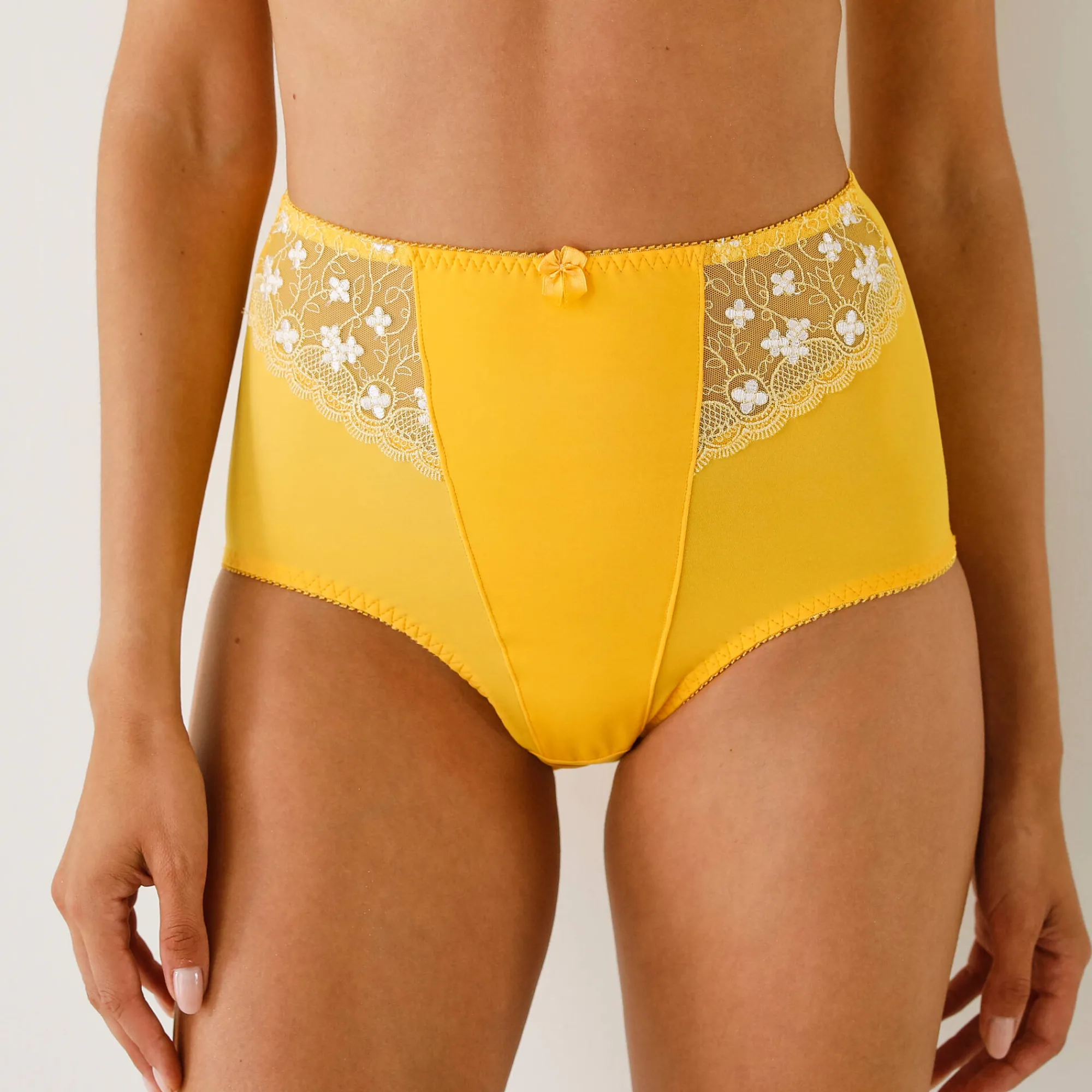 Slip En Shorty<Confidence Lingerie Gaineslip in microvezel en geborduurde tule Caminata geel