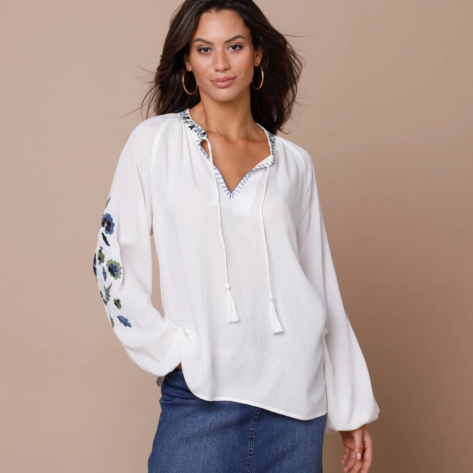 Bloes En Tuniek<Lora Zellini Geborduurde bloes, ronde hals ecru / blauw