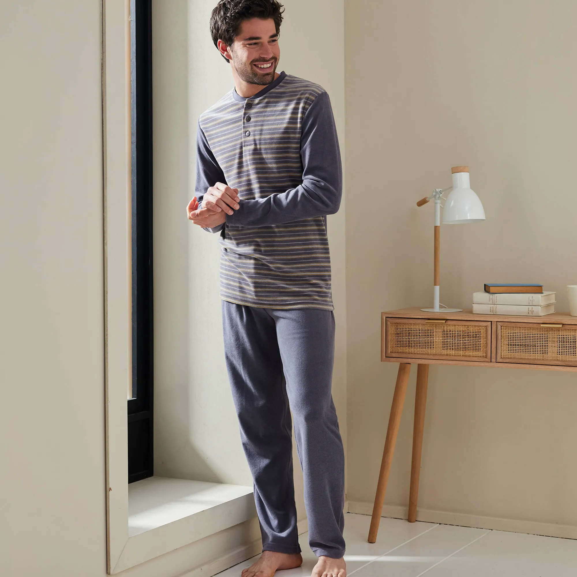 Pyjama En Kamerjas<Blancheporte Gestreepte pyjama in velours met korte mouwen antraciet
