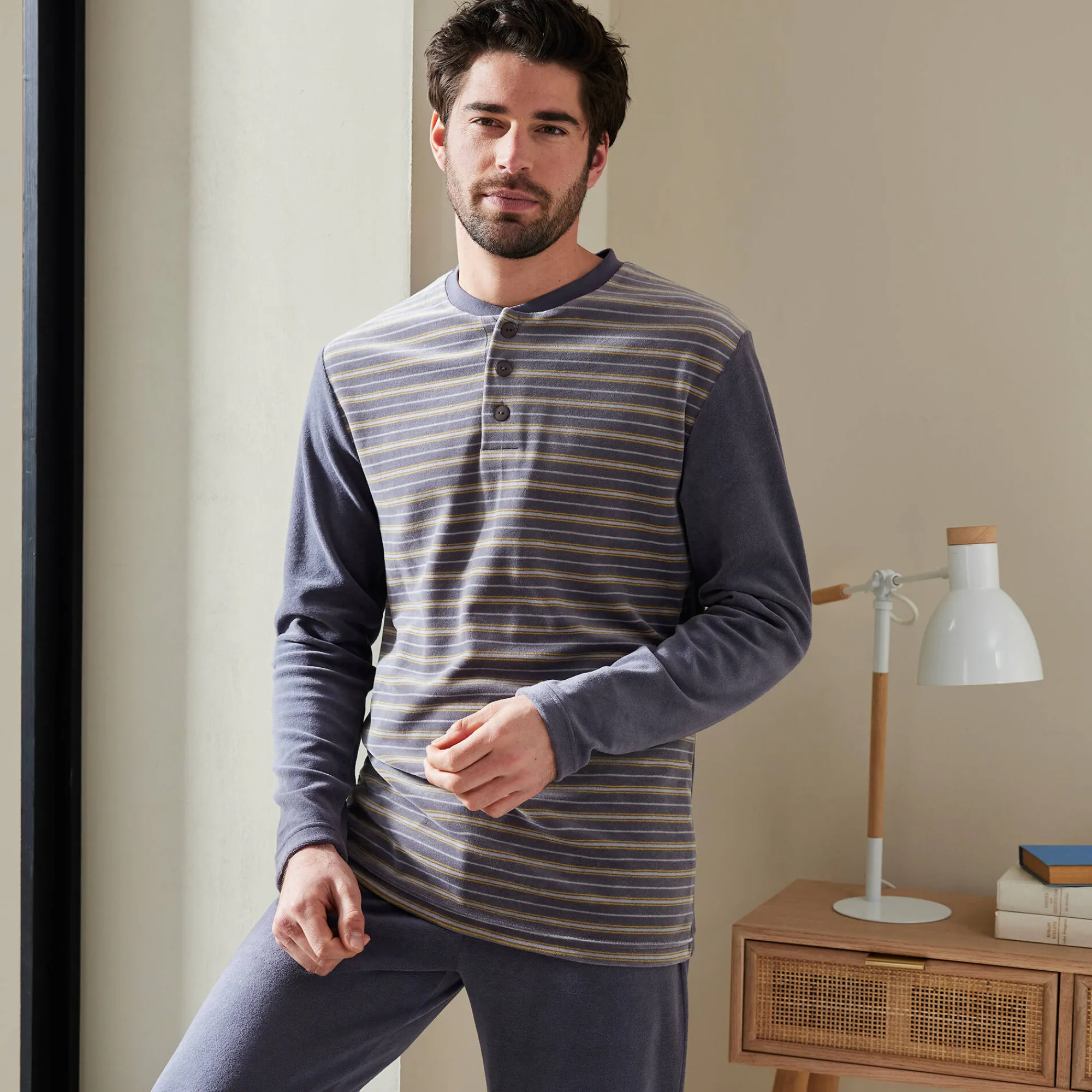 Pyjama En Kamerjas<Blancheporte Gestreepte pyjama in velours met korte mouwen antraciet