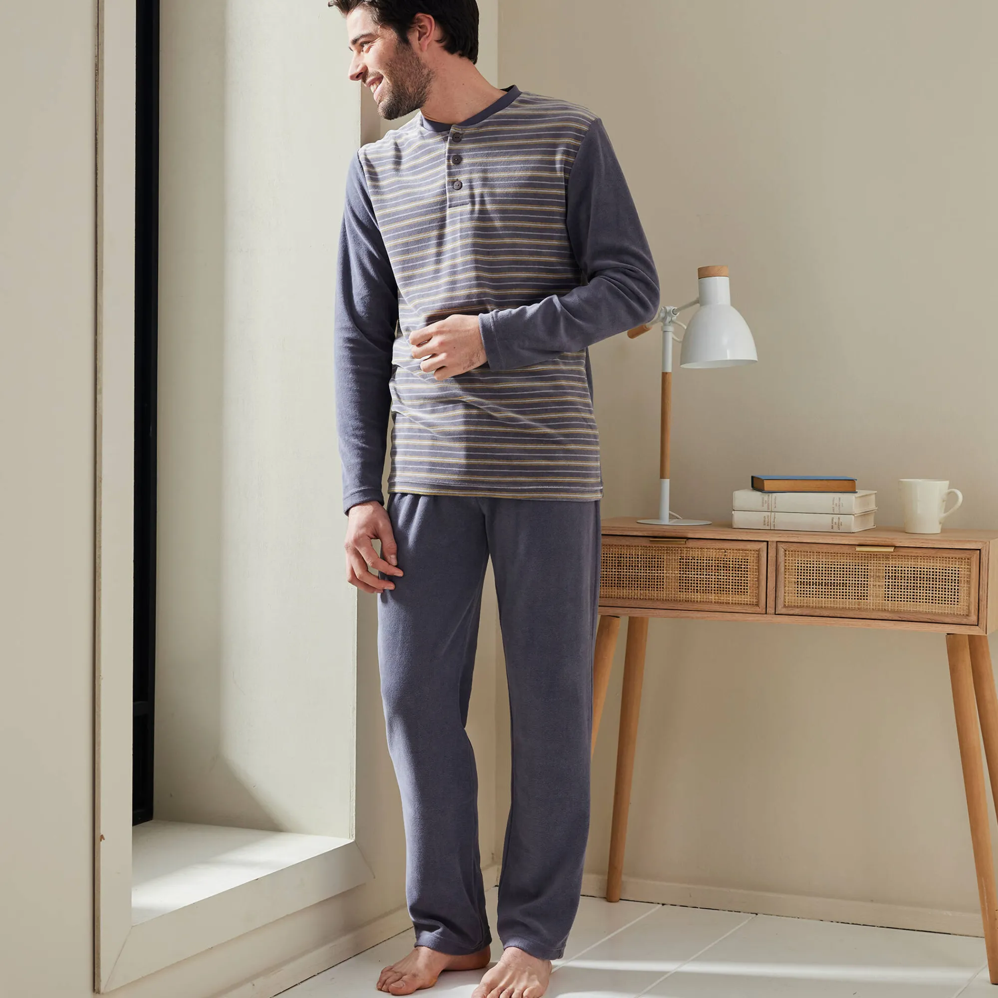 Pyjama En Kamerjas<Blancheporte Gestreepte pyjama in velours met korte mouwen antraciet