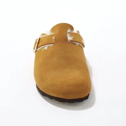 Sloffen|Sloffen<Blancheporte Gevoerde pantoffels in klompmodel, suèdeleer karamel