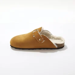 Sloffen|Sloffen<Blancheporte Gevoerde pantoffels in klompmodel, suèdeleer karamel