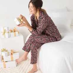 Pyjama<Blancheporte Katoenen pyjama met lange mouwen, bloemetjes en reverskraag zwart / bordeaux