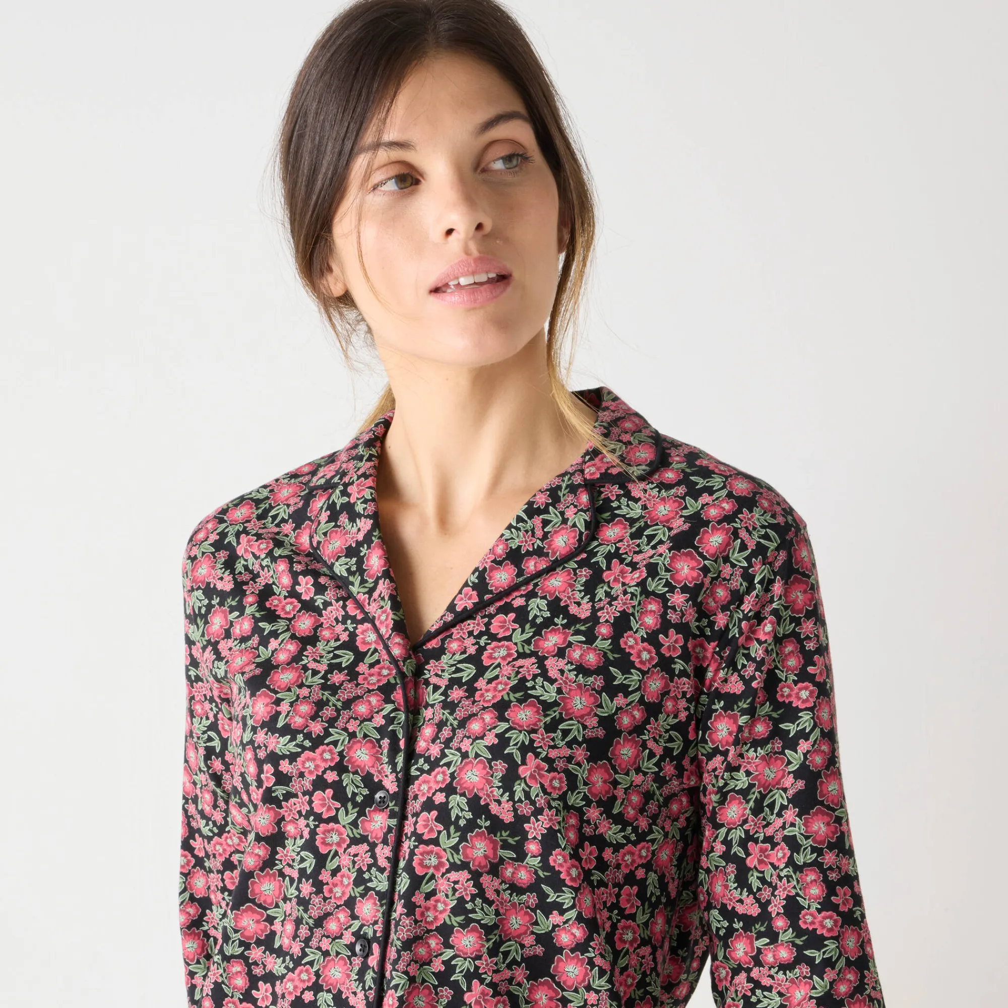 Pyjama<Blancheporte Katoenen pyjama met lange mouwen, bloemetjes en reverskraag zwart / bordeaux