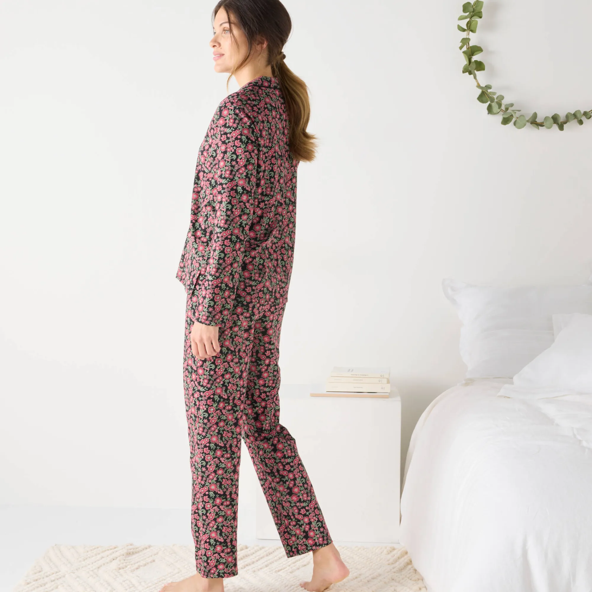 Pyjama<Blancheporte Katoenen pyjama met lange mouwen, bloemetjes en reverskraag zwart / bordeaux