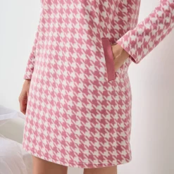 Nachthemd<Blancheporte Kort nachthemd in fleece met pied-de-coq print roze