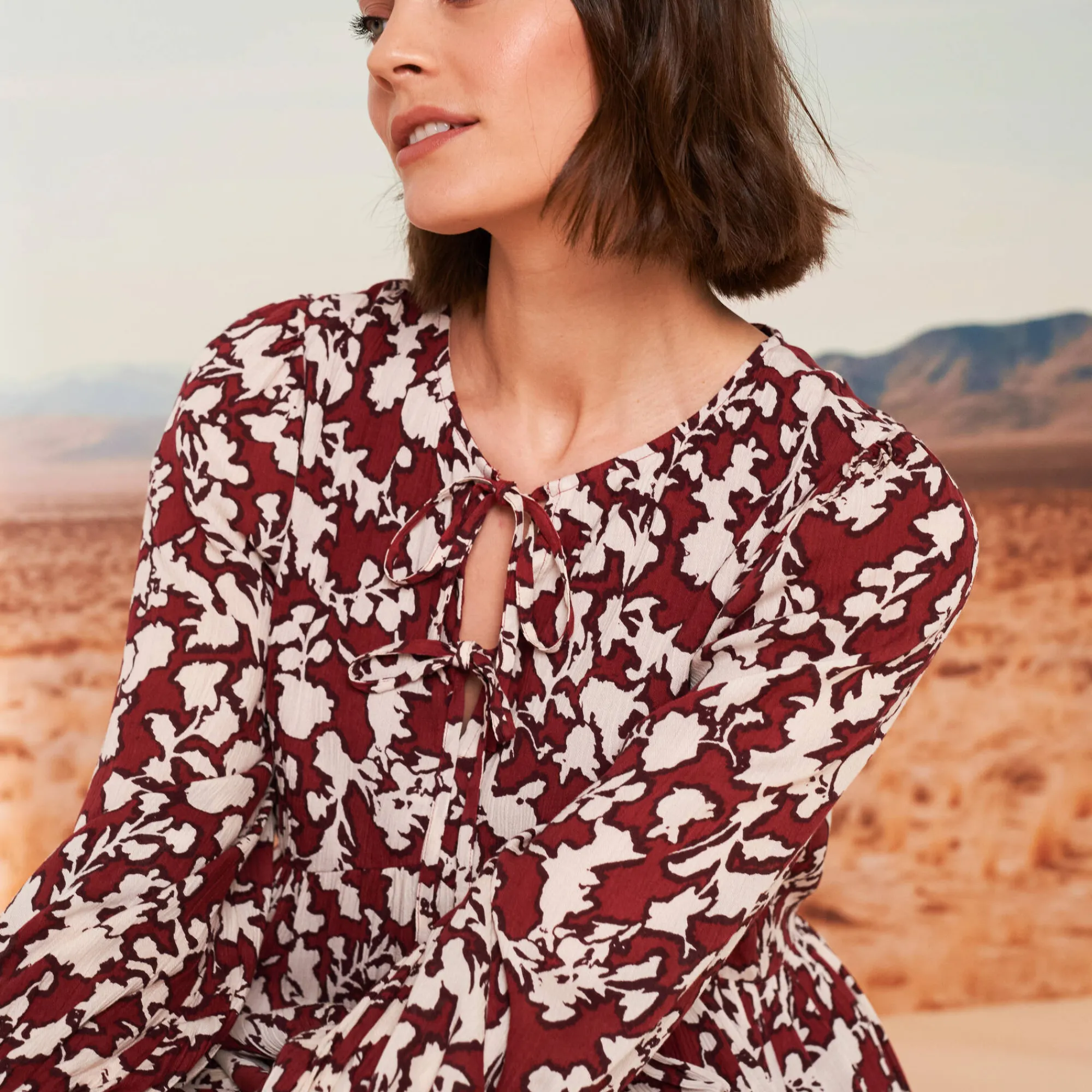 Jurk<Blancheporte Korte, bedrukte jurk, detail van striklintjes bordeaux / beige