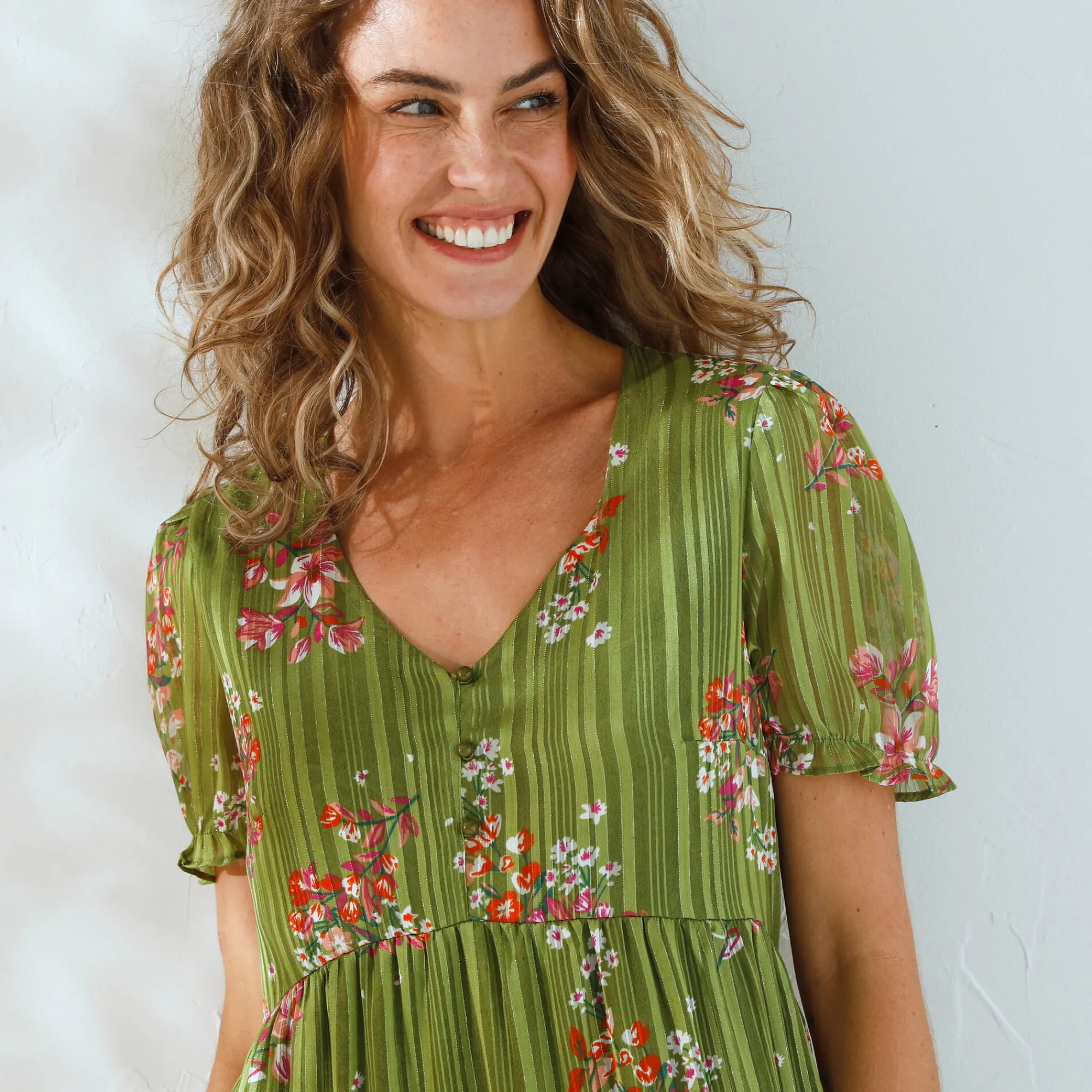 Jurk<Blancheporte Korte jurk met bloemenprint, voile en glanzende draad kaki / roze
