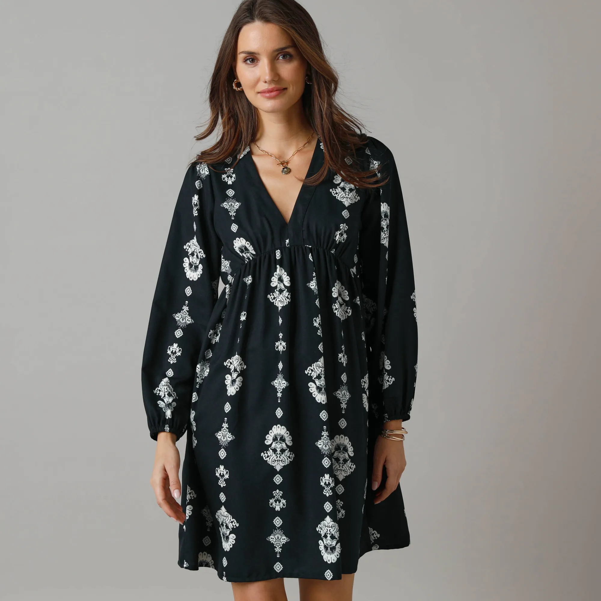 Feestoutfits Dames|Jurk<Lora Zellini Korte jurk met V-hals, bedrukte crêpe zwart / ecru
