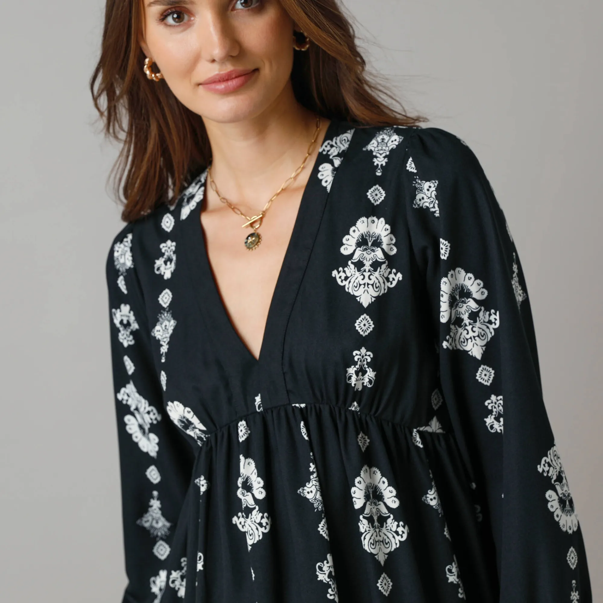 Feestoutfits Dames|Jurk<Lora Zellini Korte jurk met V-hals, bedrukte crêpe zwart / ecru