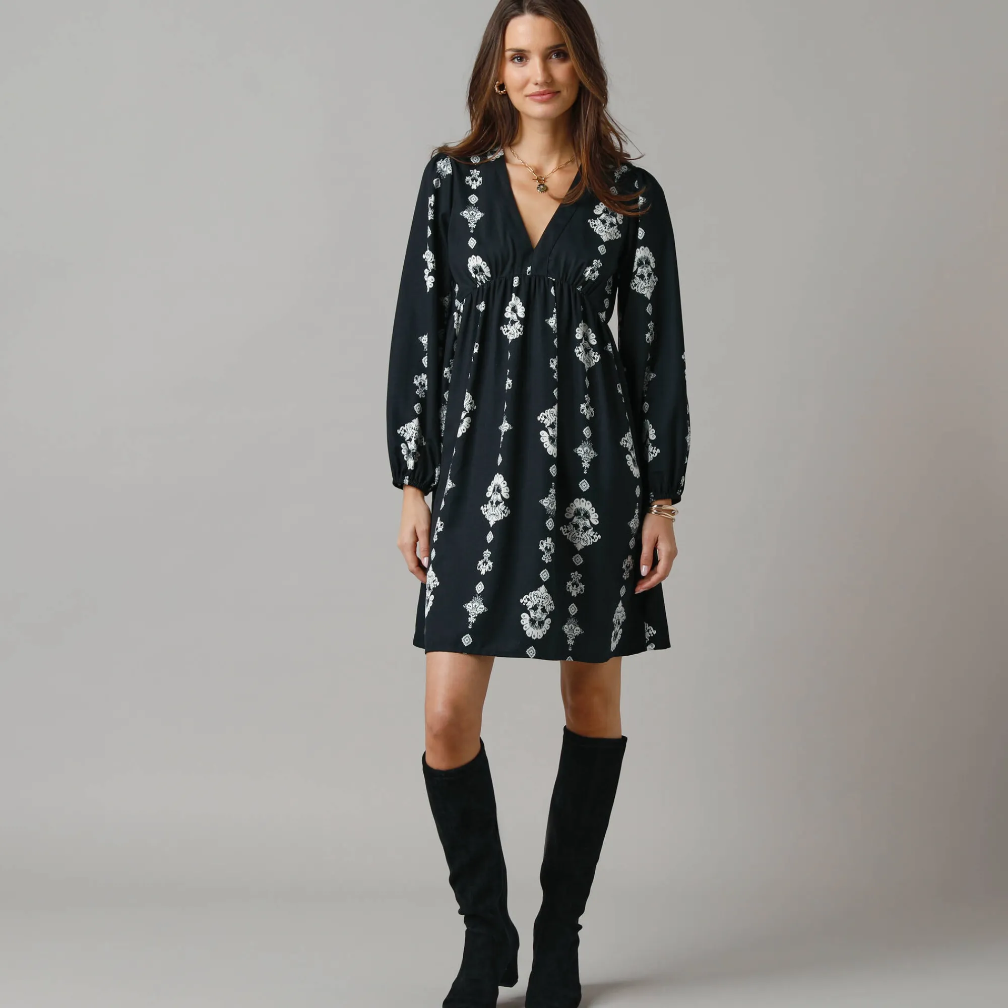 Feestoutfits Dames|Jurk<Lora Zellini Korte jurk met V-hals, bedrukte crêpe zwart / ecru