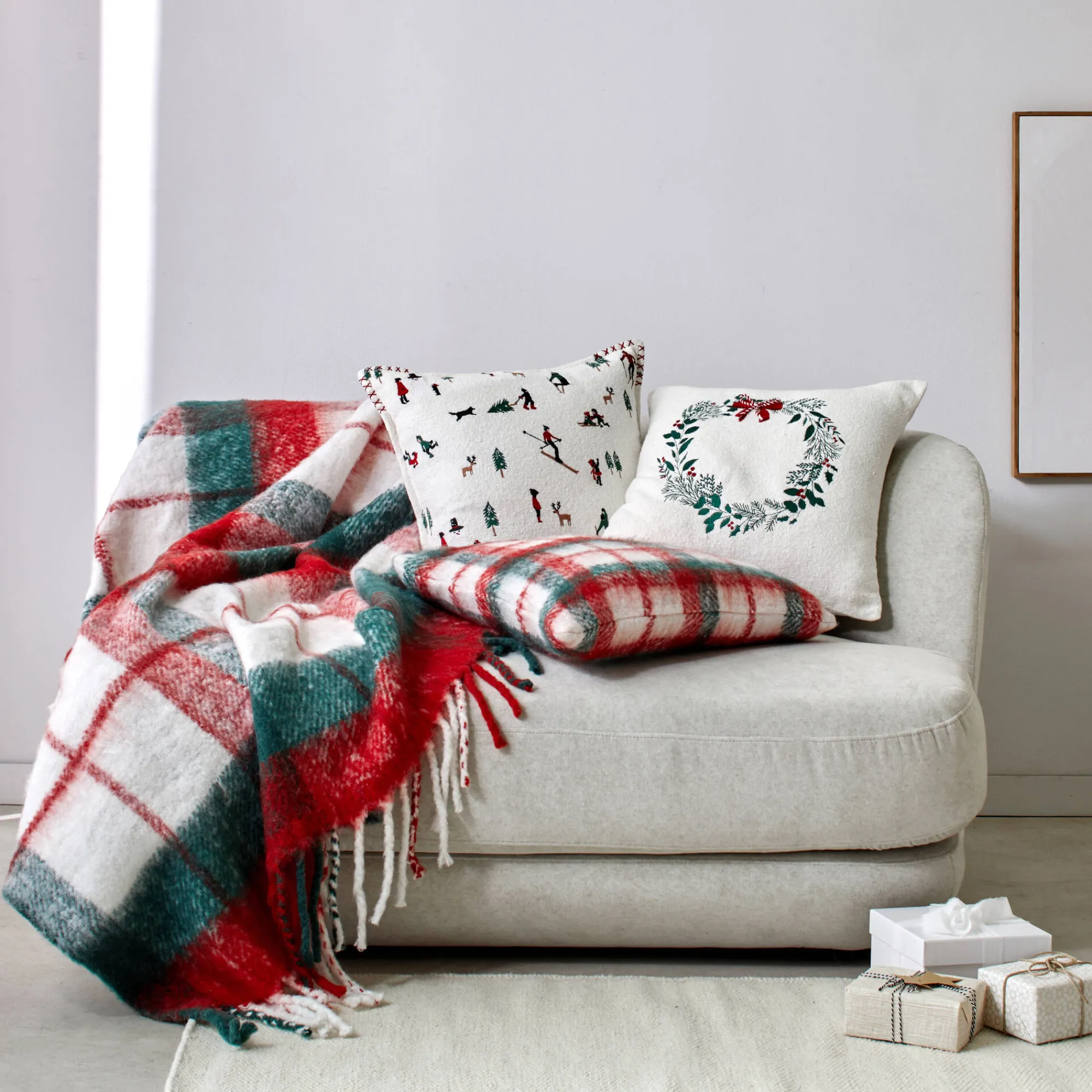 Feestdecoratie|Kussen<Blancheporte Kussen in katoenen lusjesstof, kerstborduursels ecru / rood / groen