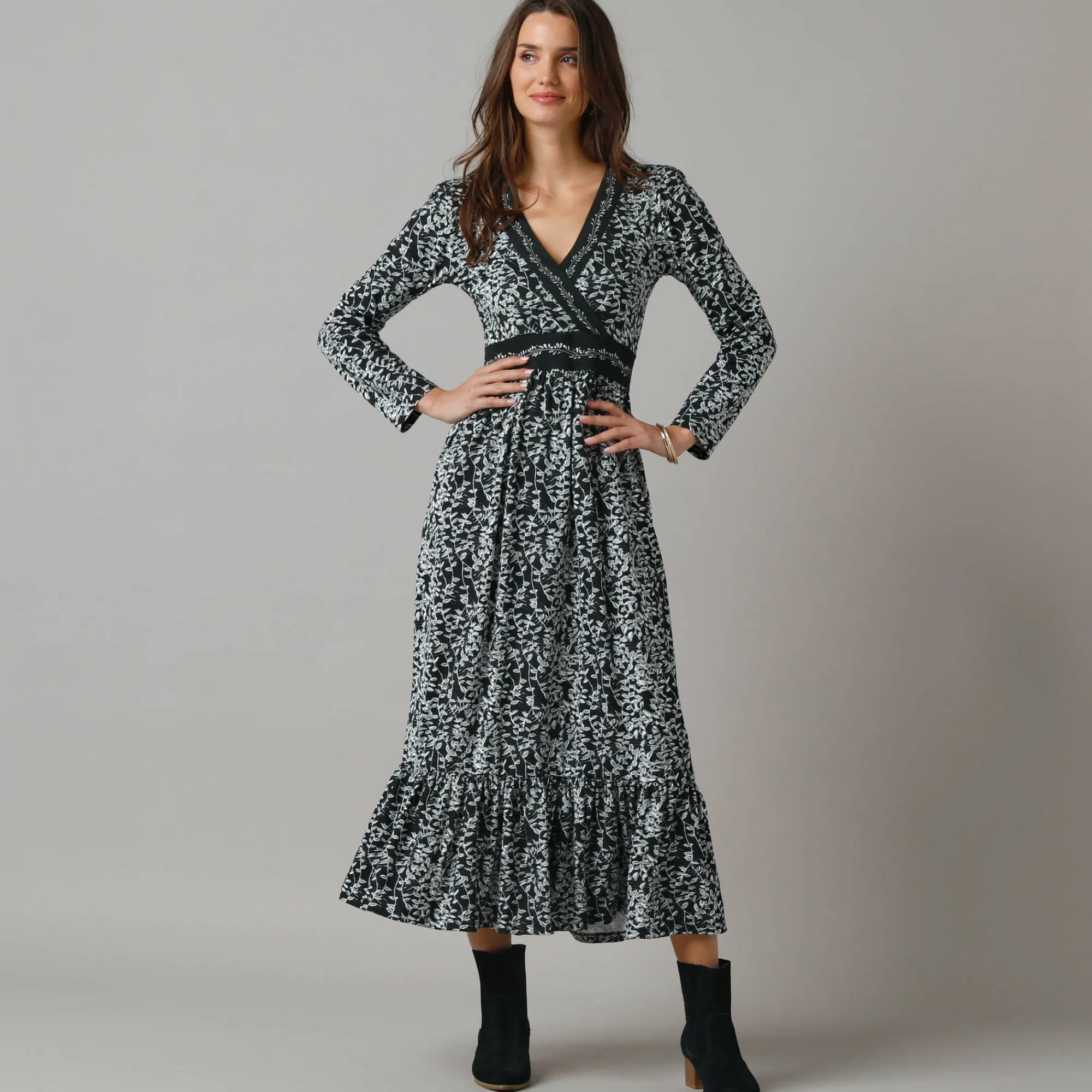 Jurk<Lora Zellini Lange jurk in wikkelstijl, bedrukt tricot zwart / ecru