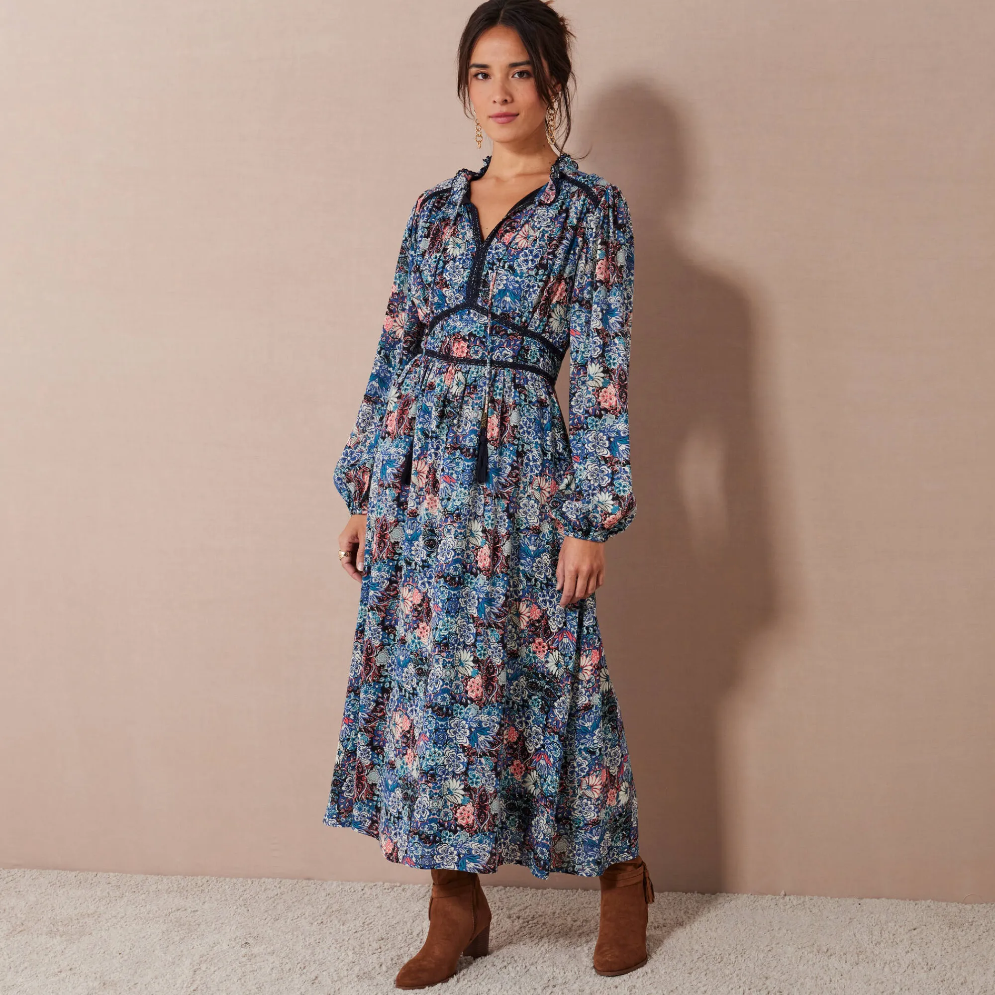 Jurk<Lora Zellini Lange jurk met bloemenprint en afwerkingen in macramé marine / blauw
