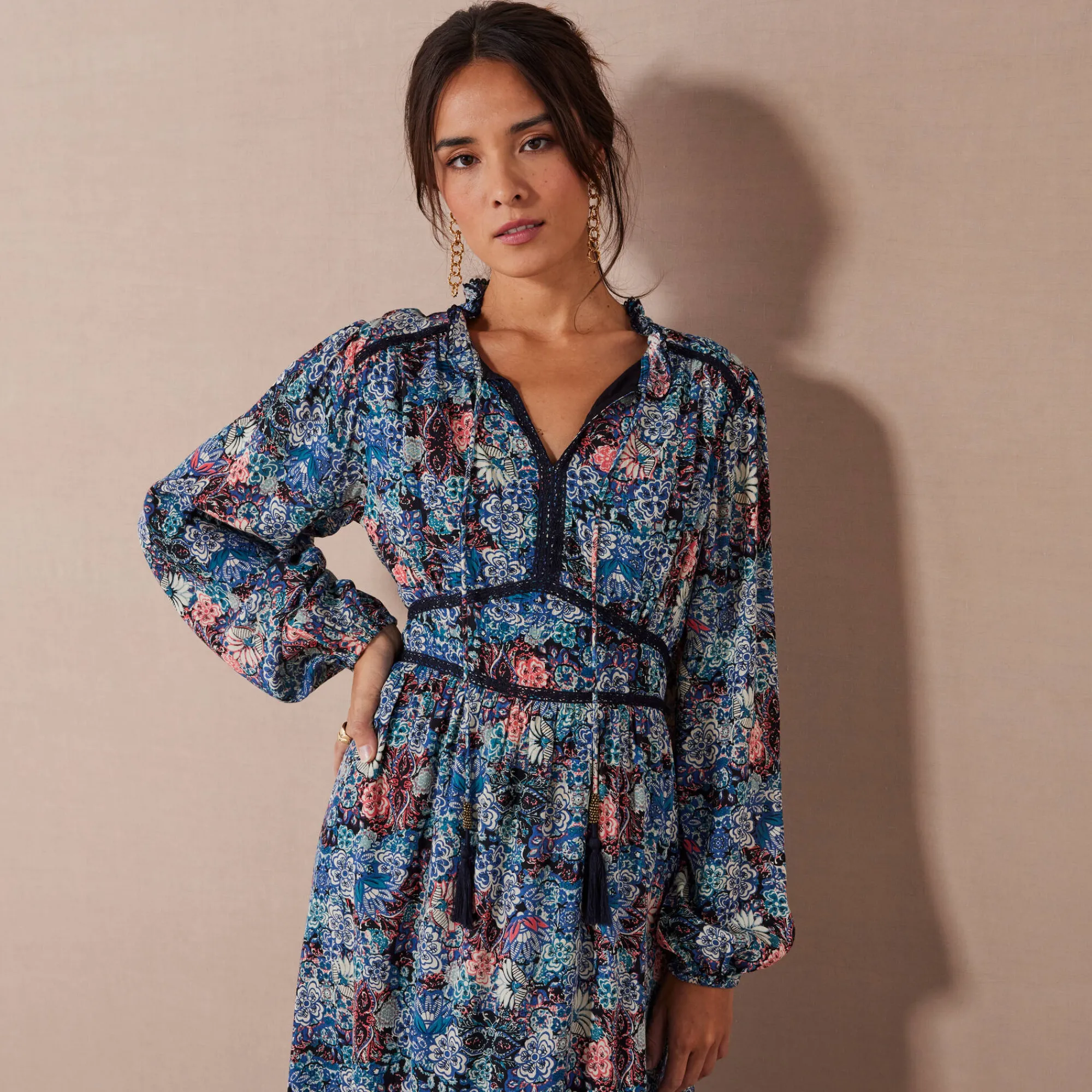 Jurk<Lora Zellini Lange jurk met bloemenprint en afwerkingen in macramé marine / blauw