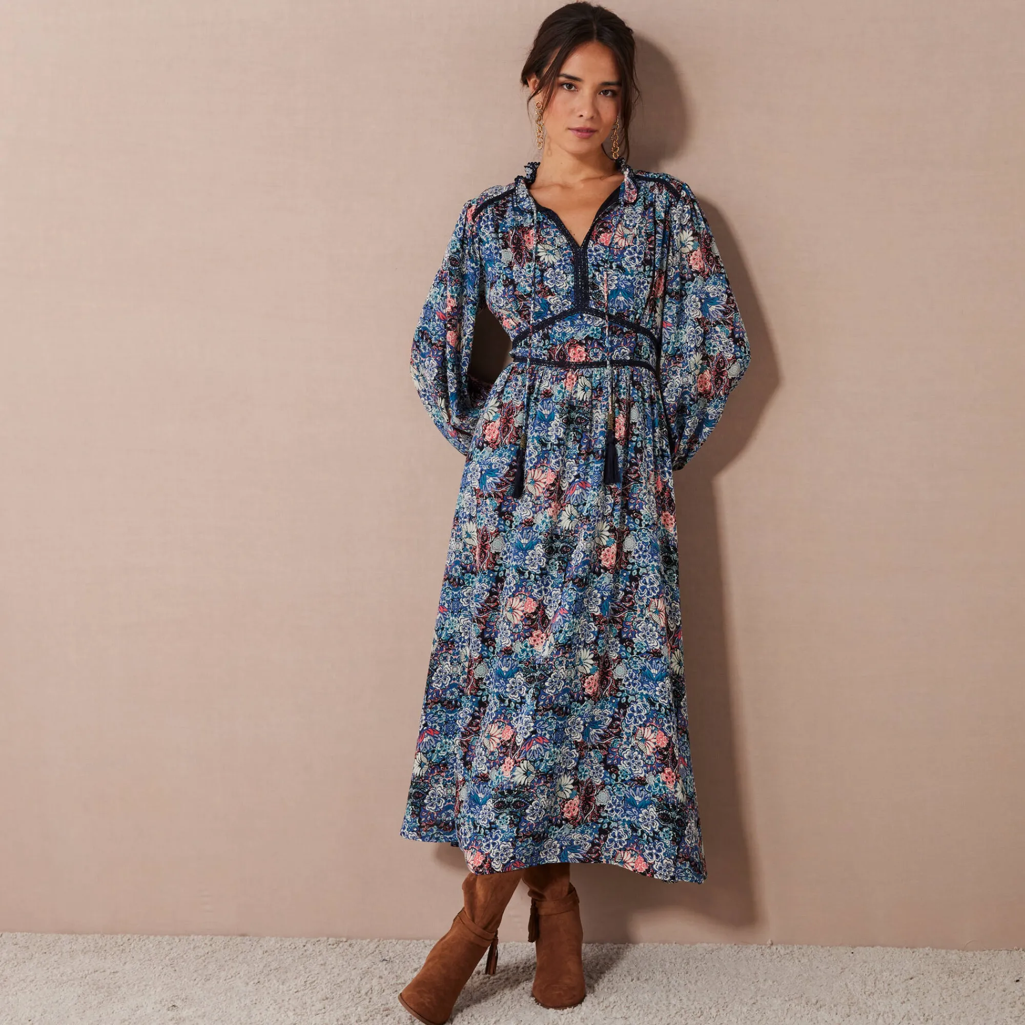 Jurk<Lora Zellini Lange jurk met bloemenprint en afwerkingen in macramé marine / blauw