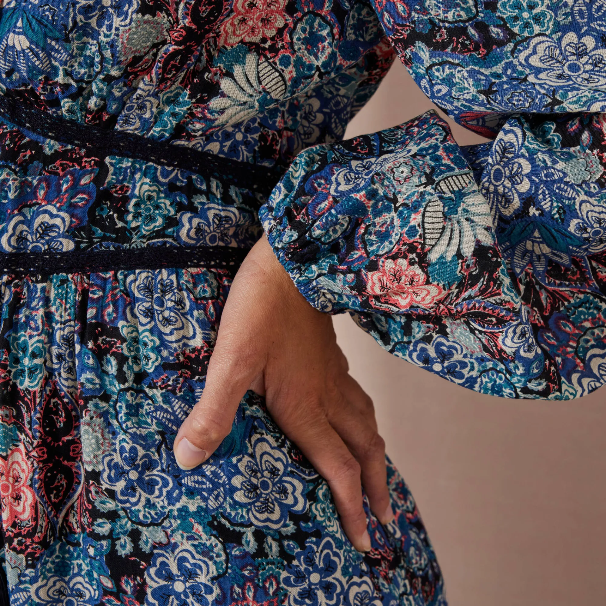 Jurk<Lora Zellini Lange jurk met bloemenprint en afwerkingen in macramé marine / blauw