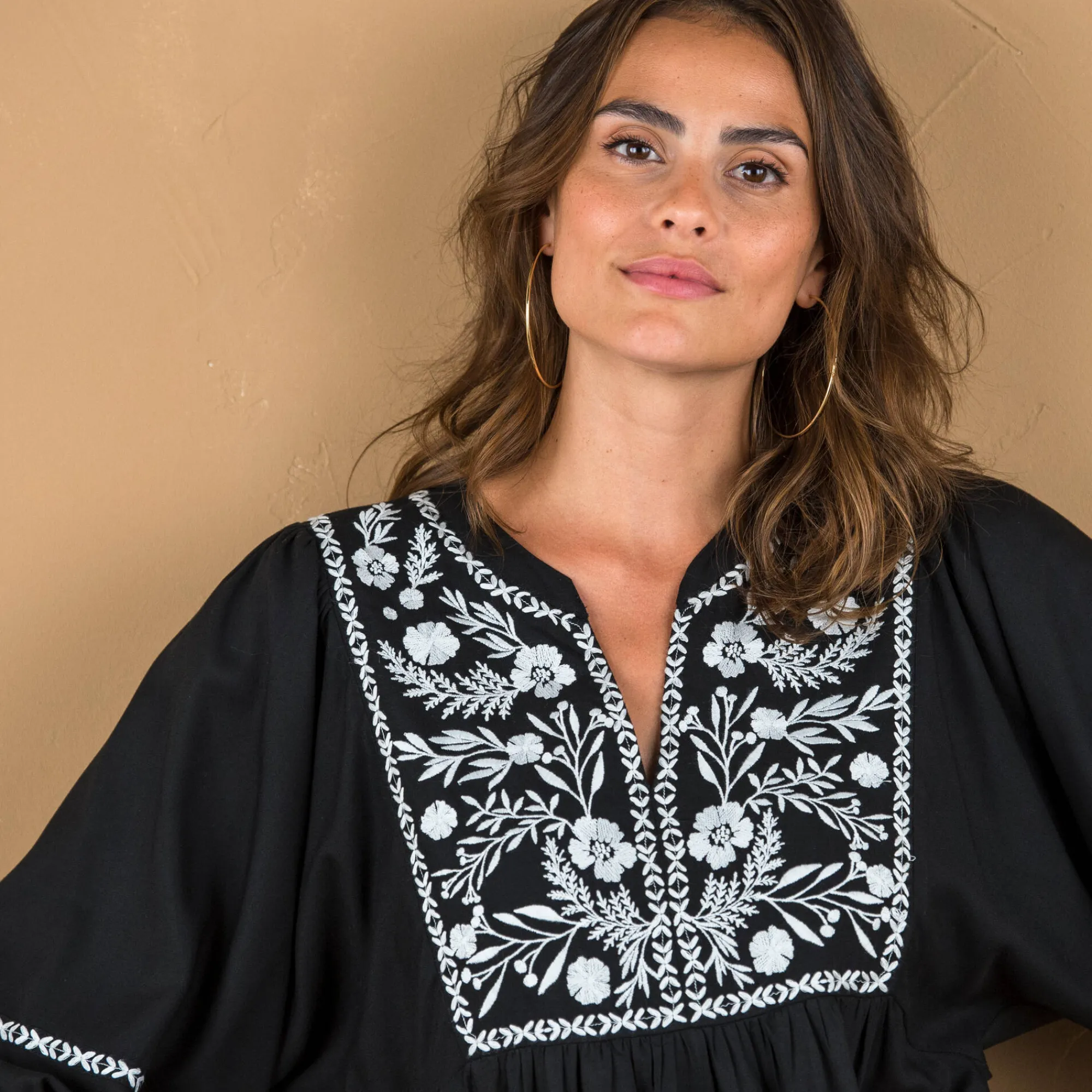 Jurk<Blancheporte Lange jurk met ellebooglange mouwen, contrasterend borduursel zwart