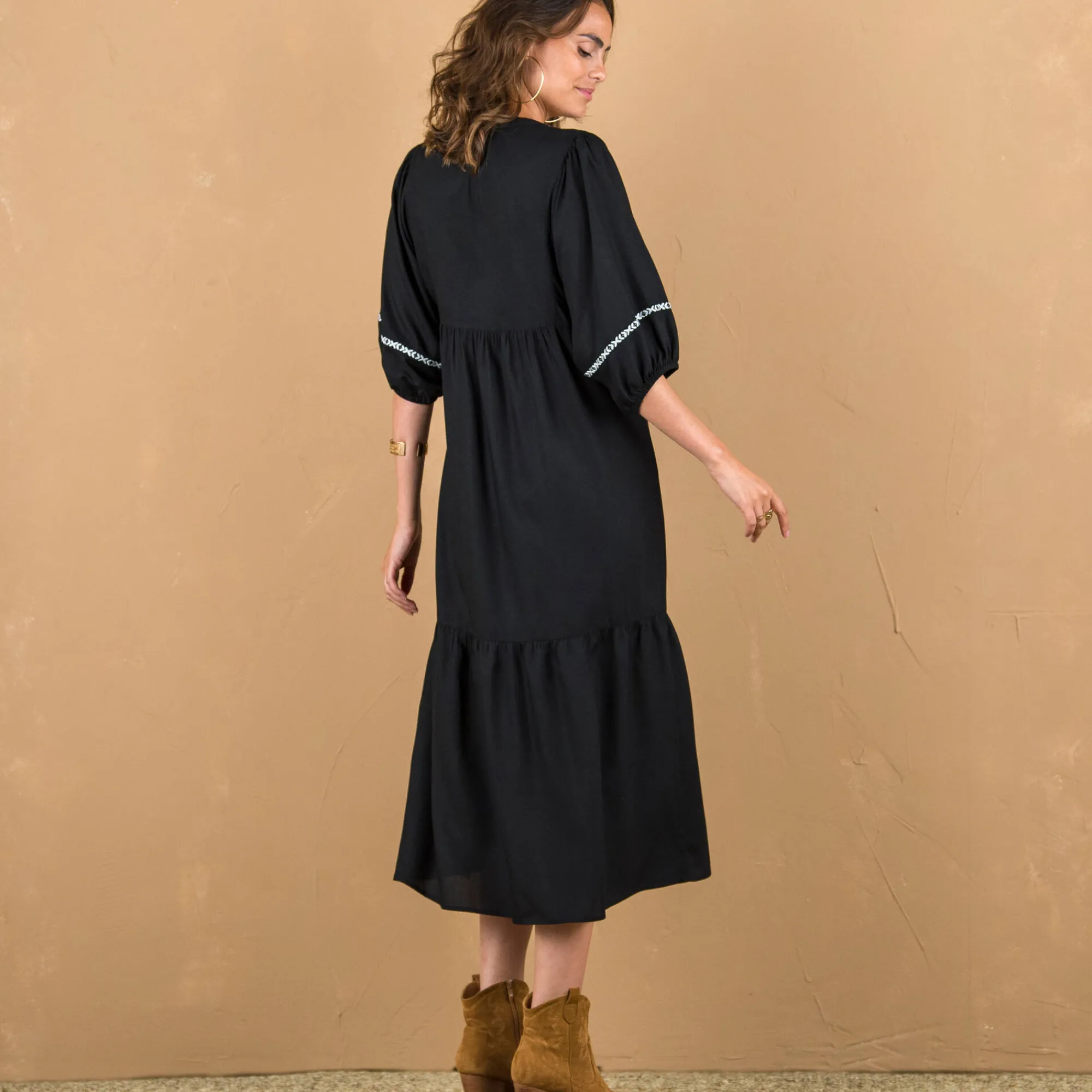 Jurk<Blancheporte Lange jurk met ellebooglange mouwen, contrasterend borduursel zwart