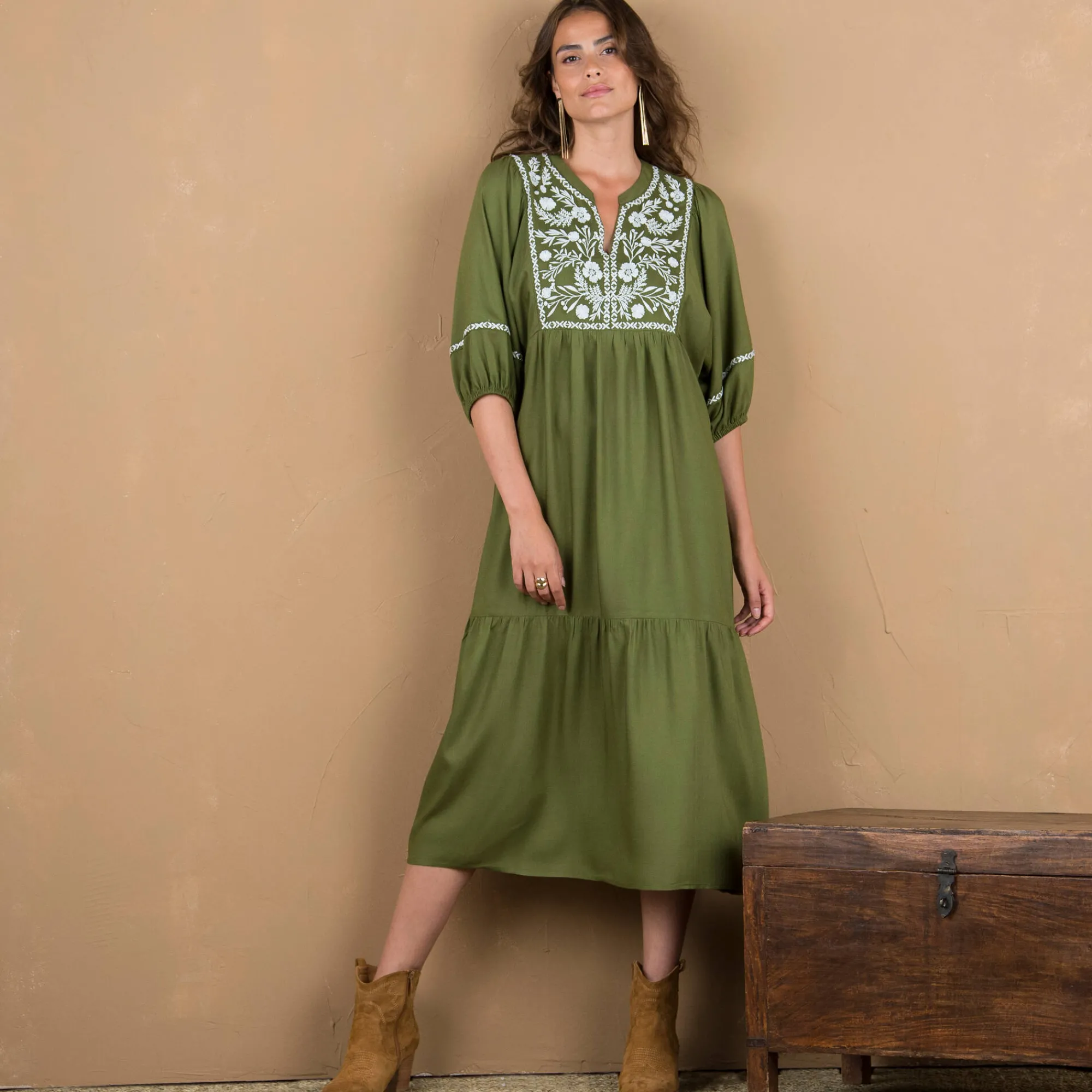 Jurk<Blancheporte Lange jurk met ellebooglange mouwen, contrasterend borduursel kaki