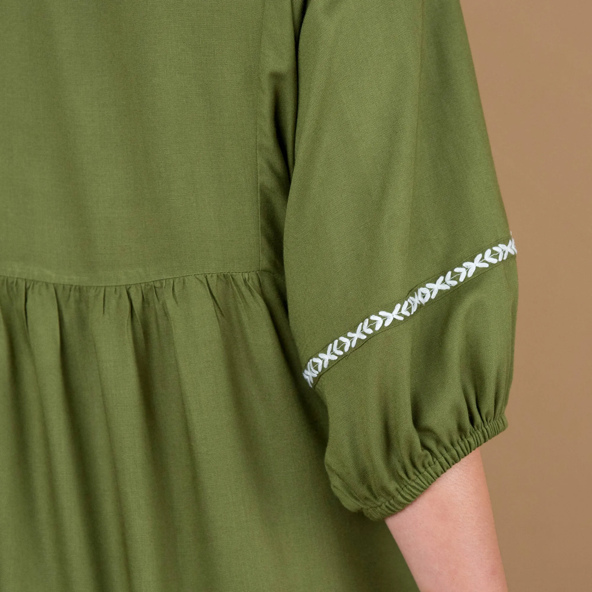 Jurk<Blancheporte Lange jurk met ellebooglange mouwen, contrasterend borduursel kaki