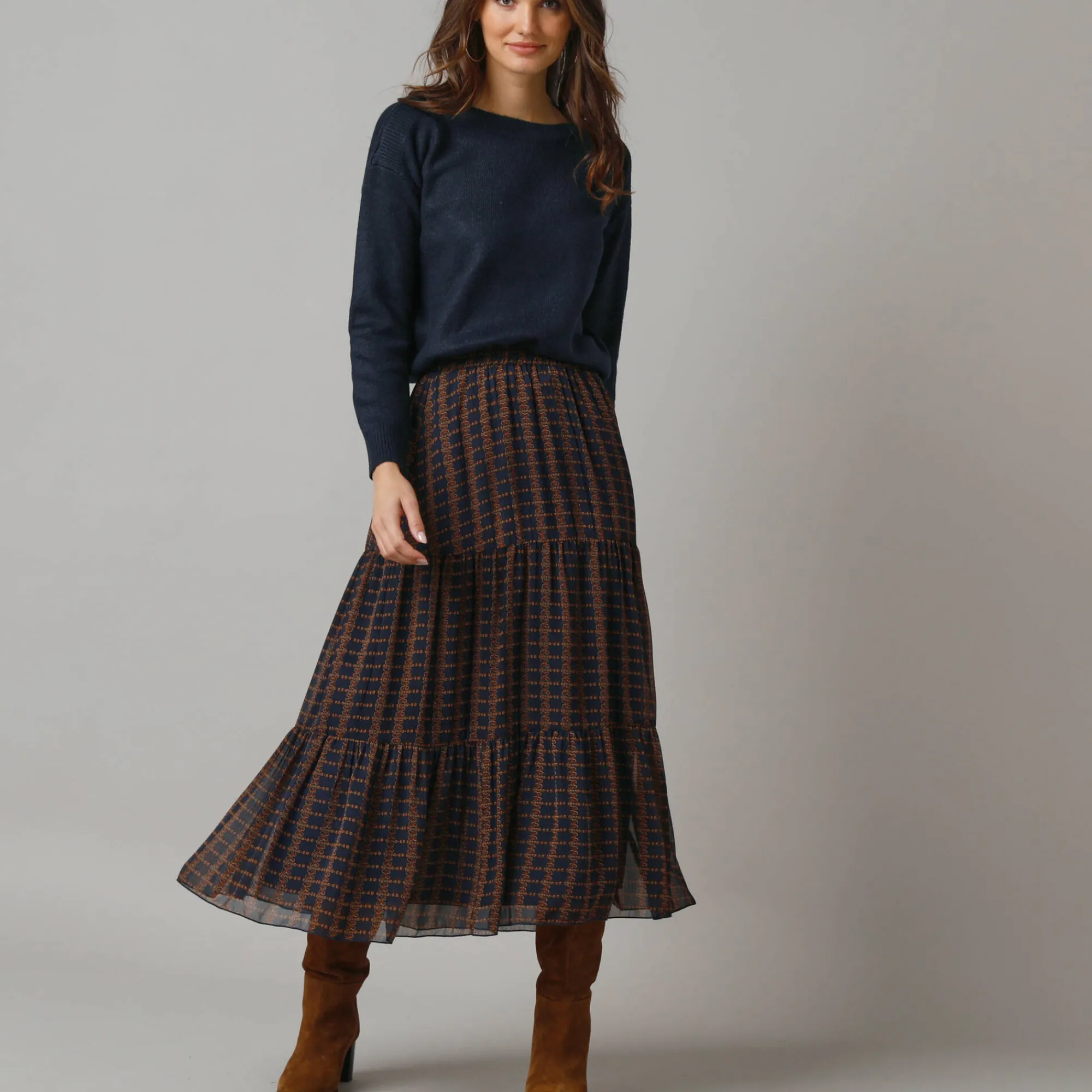 Rok<Lora Zellini Lange rok met fronsrokvolume, bedrukte voile marine / hazelnootbruin