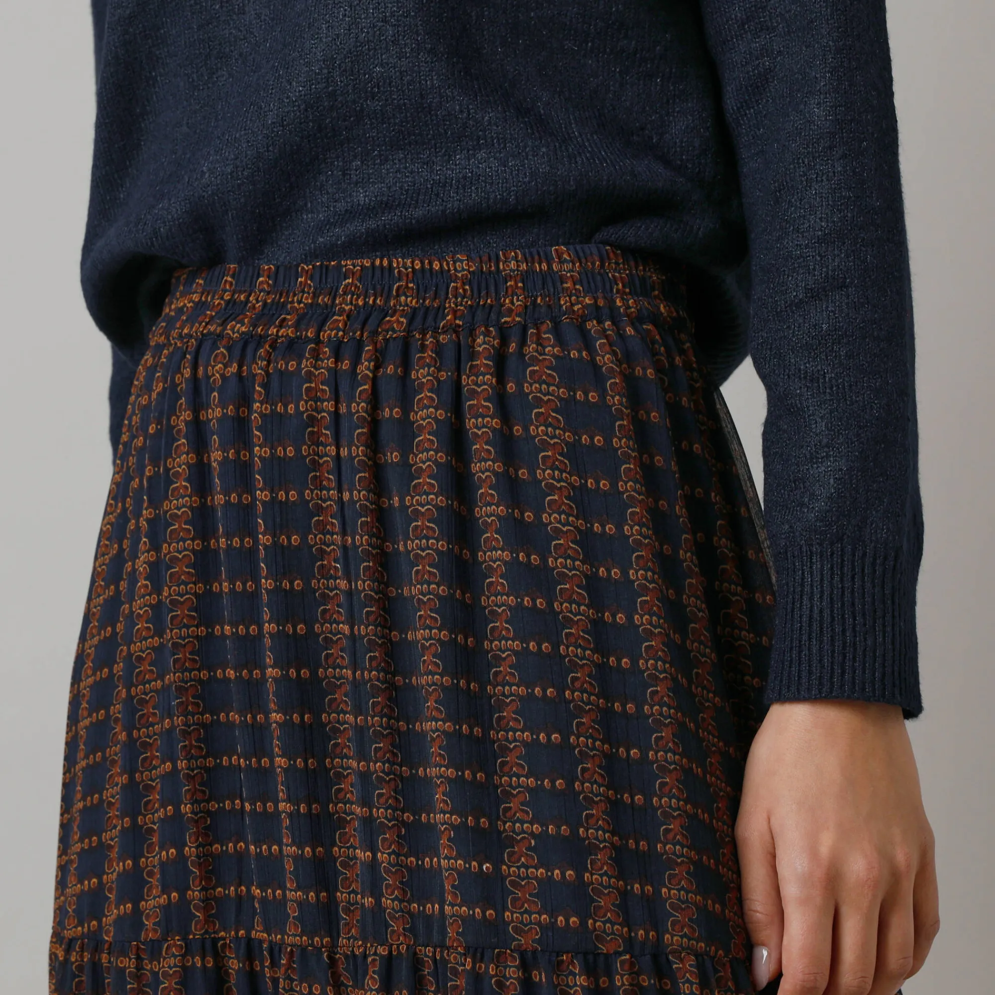 Rok<Lora Zellini Lange rok met fronsrokvolume, bedrukte voile marine / hazelnootbruin