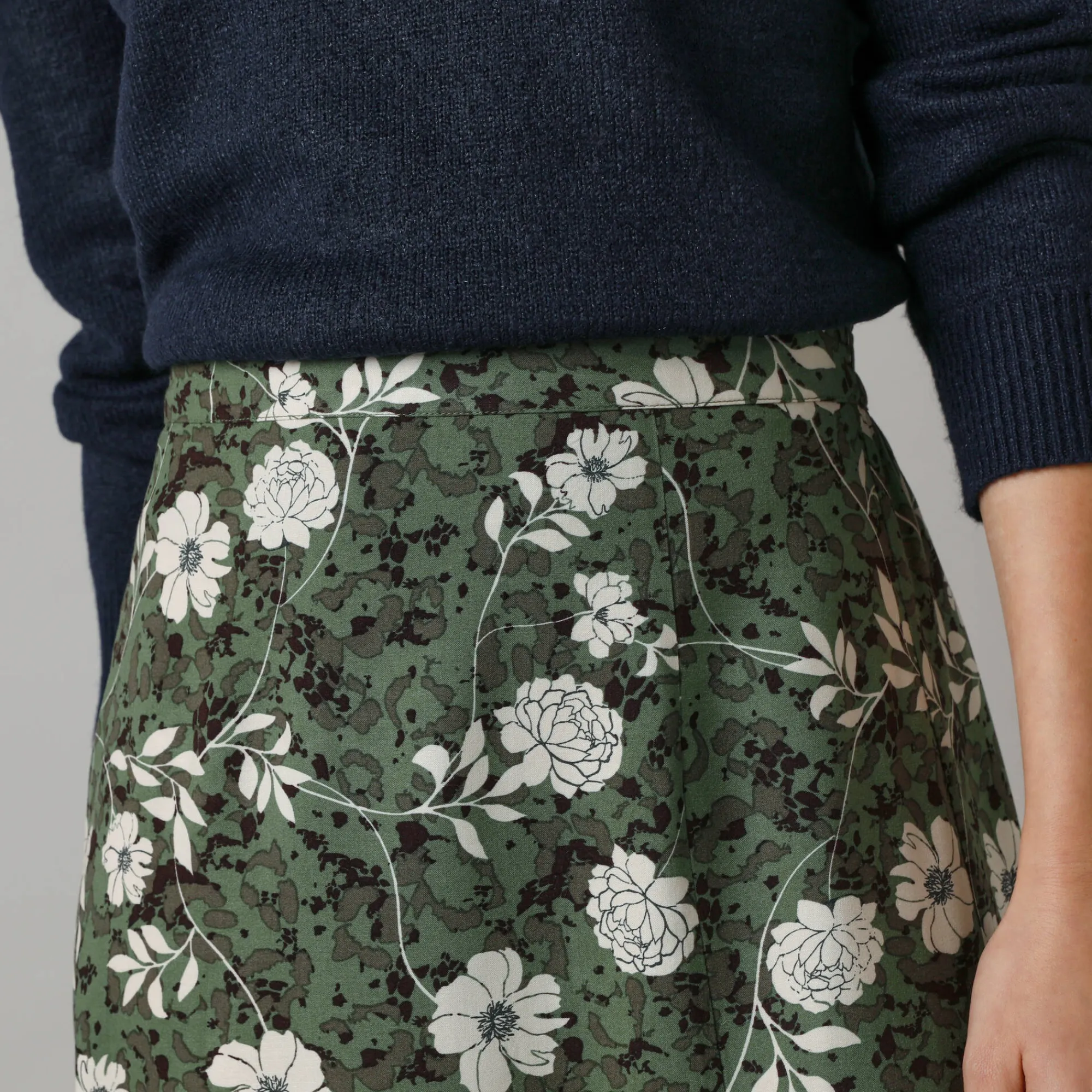 Rok<Lora Zellini Lange rok met split, bloemenprint kaki / ecru