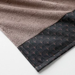 Badhanddoek<Colombine Lusjesbadstof 420g/m2, sierrand met ginkgo print chocolade