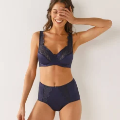 Beha<Confidence Lingerie Minimiserbeha in geborduurde tule Caprera - met beugels marine