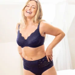 Beha<Confidence Lingerie Minimizerbeha in ajourtricot Osilio, met flexibele beugels marine